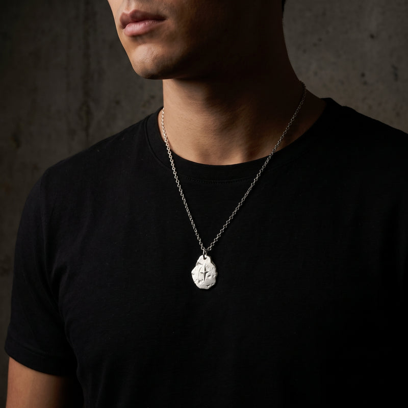 Le collier céleste à motif d'explosion stellaire