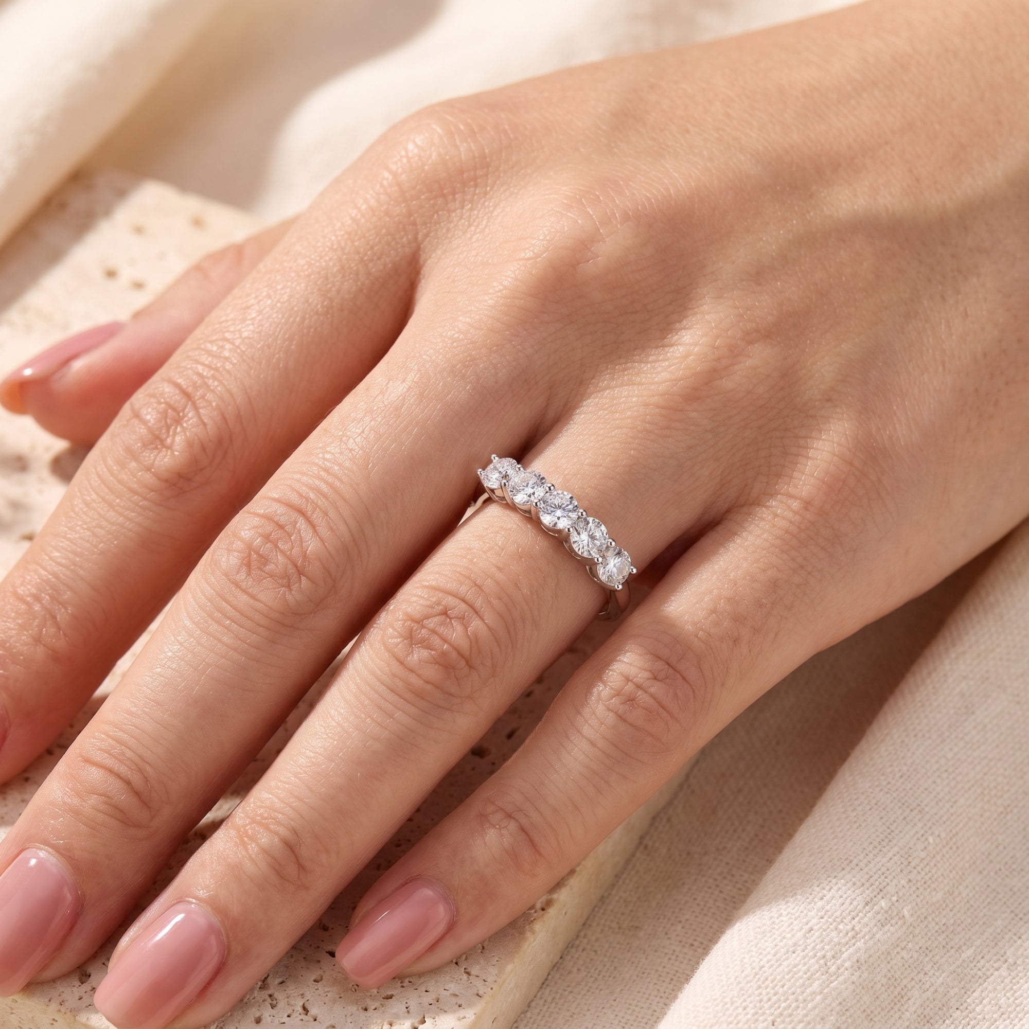 El anillo Evermore de cinco piedras