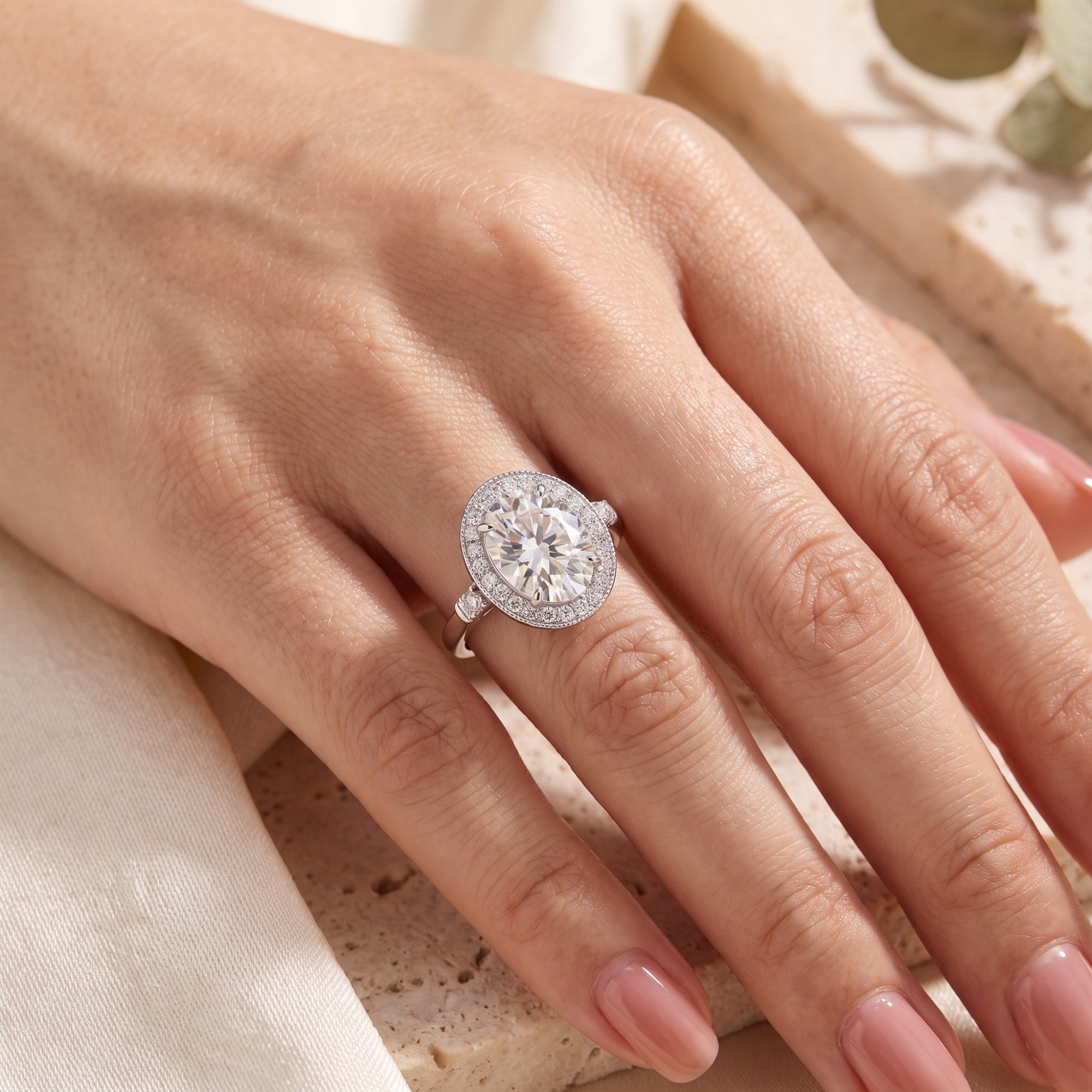 Der Sovereign-Ring mit ovalem Halo-Design