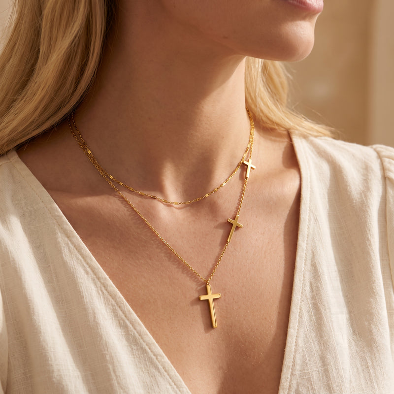El collar de cruz Trinity en capas