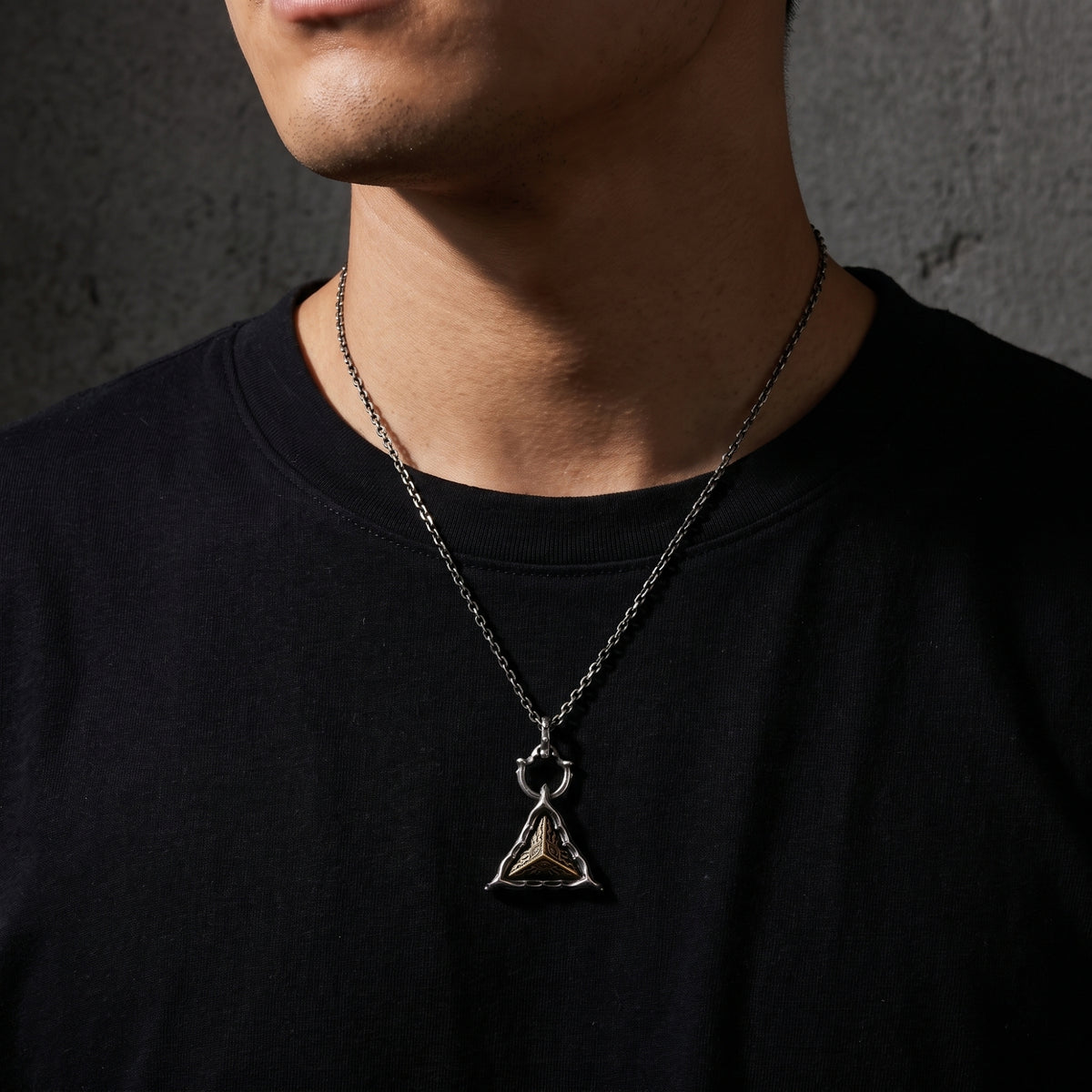 Le collier Triangular Talisman