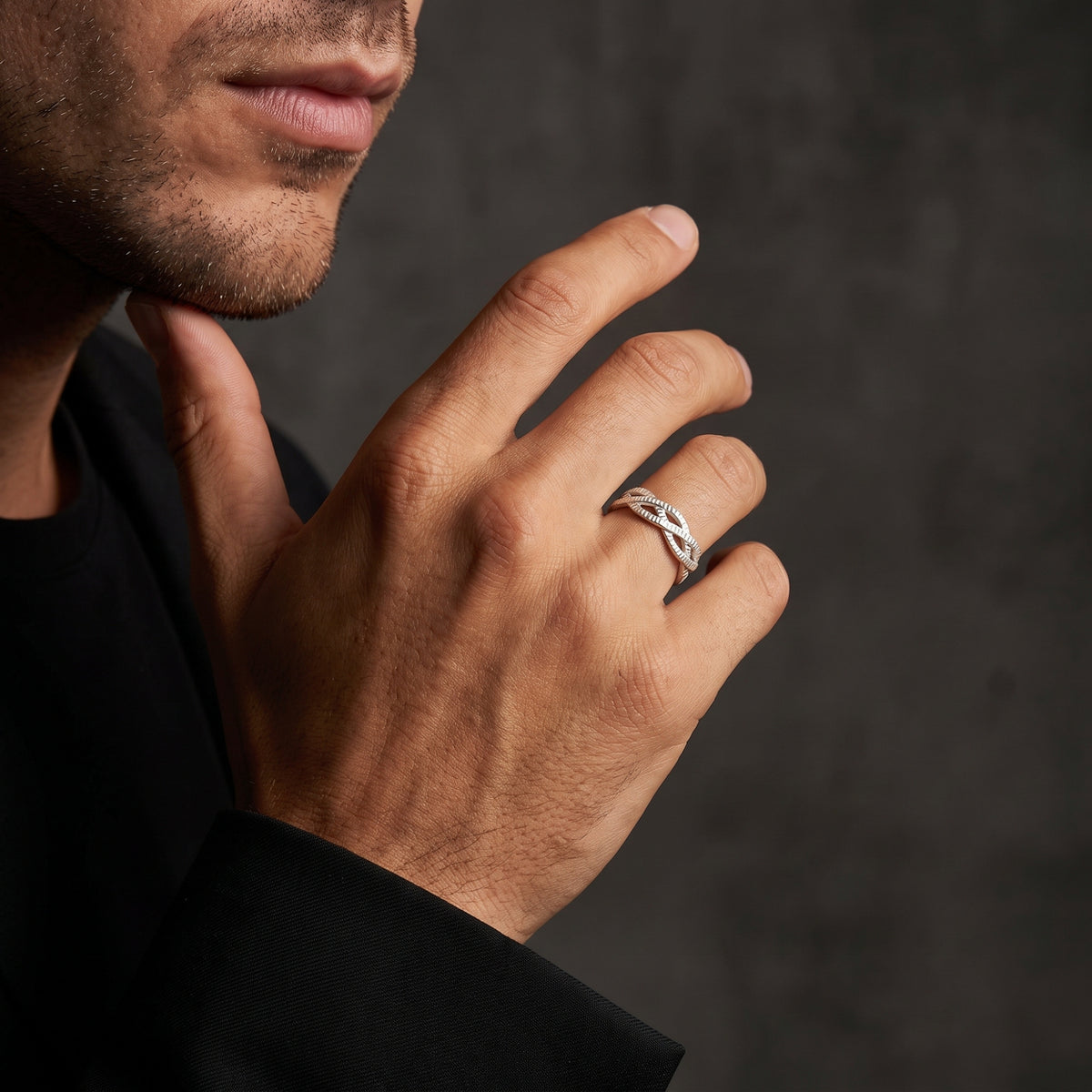 Der offene Ring mit ineinandergreifenden Elementen