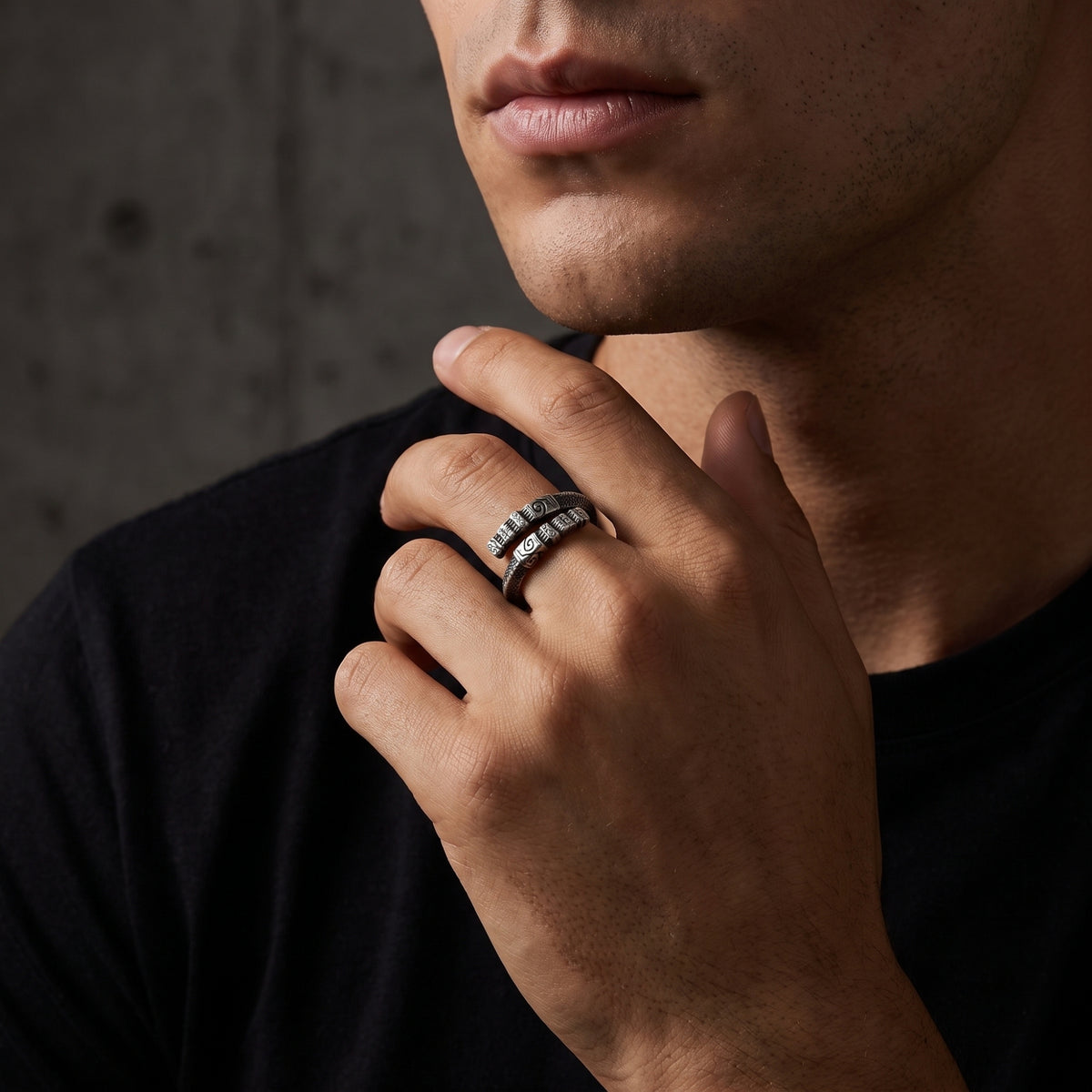La bague Ancestral Carved