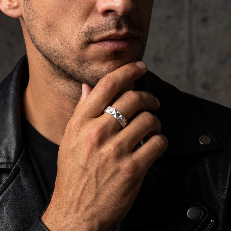 La bague pyramide facettée