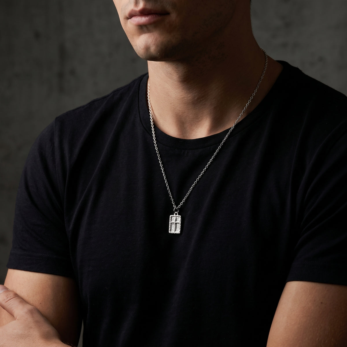 De ketting met getextureerde kruishanger