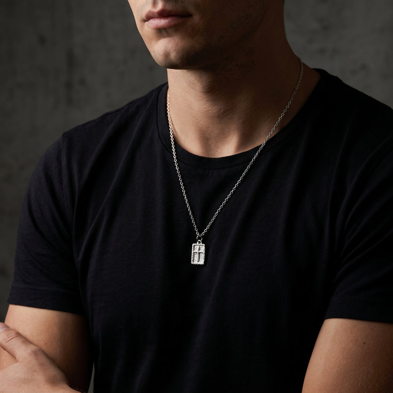 De ketting met getextureerde kruishanger