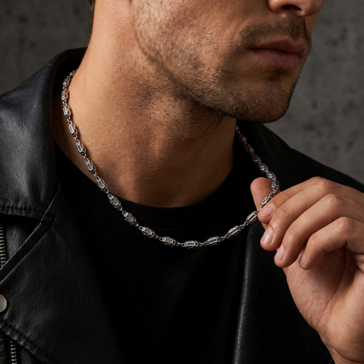 Le collier à maillons géométriques