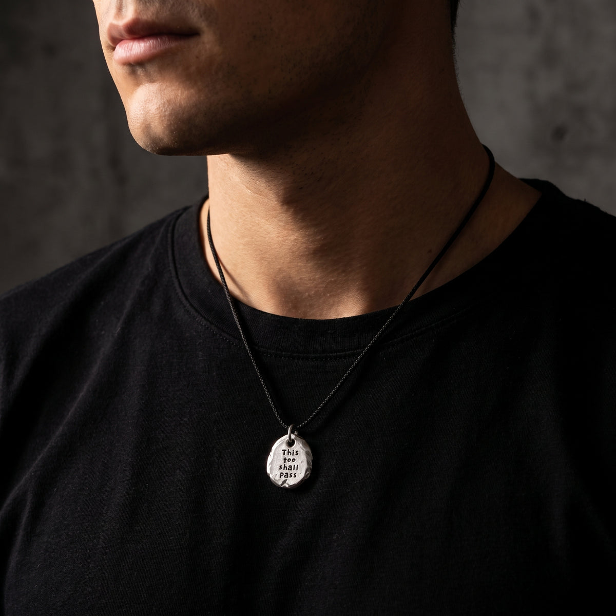 Le collier Engraved Pebble