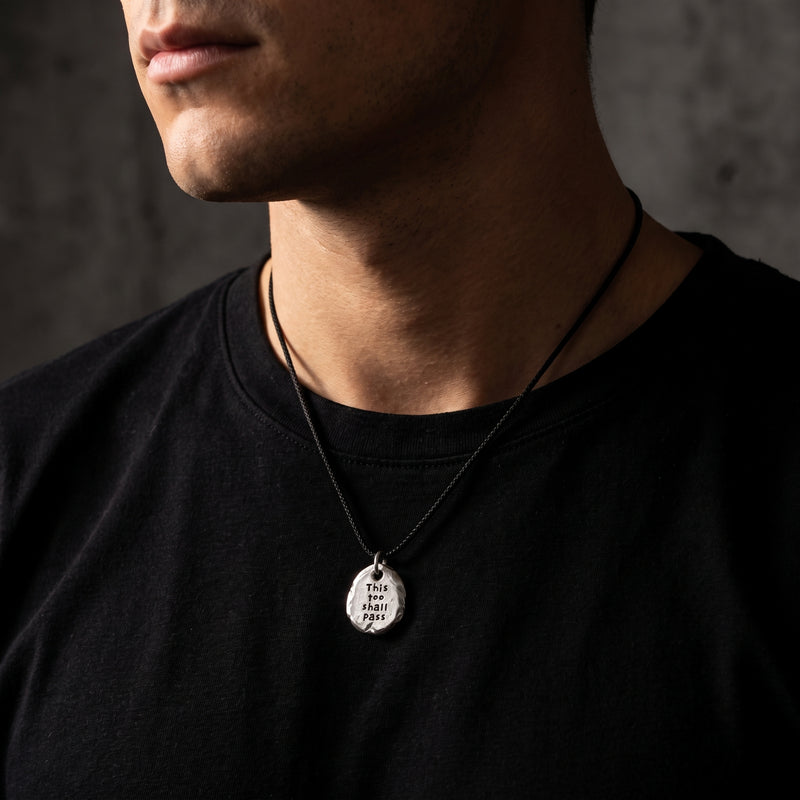 Le collier Engraved Pebble