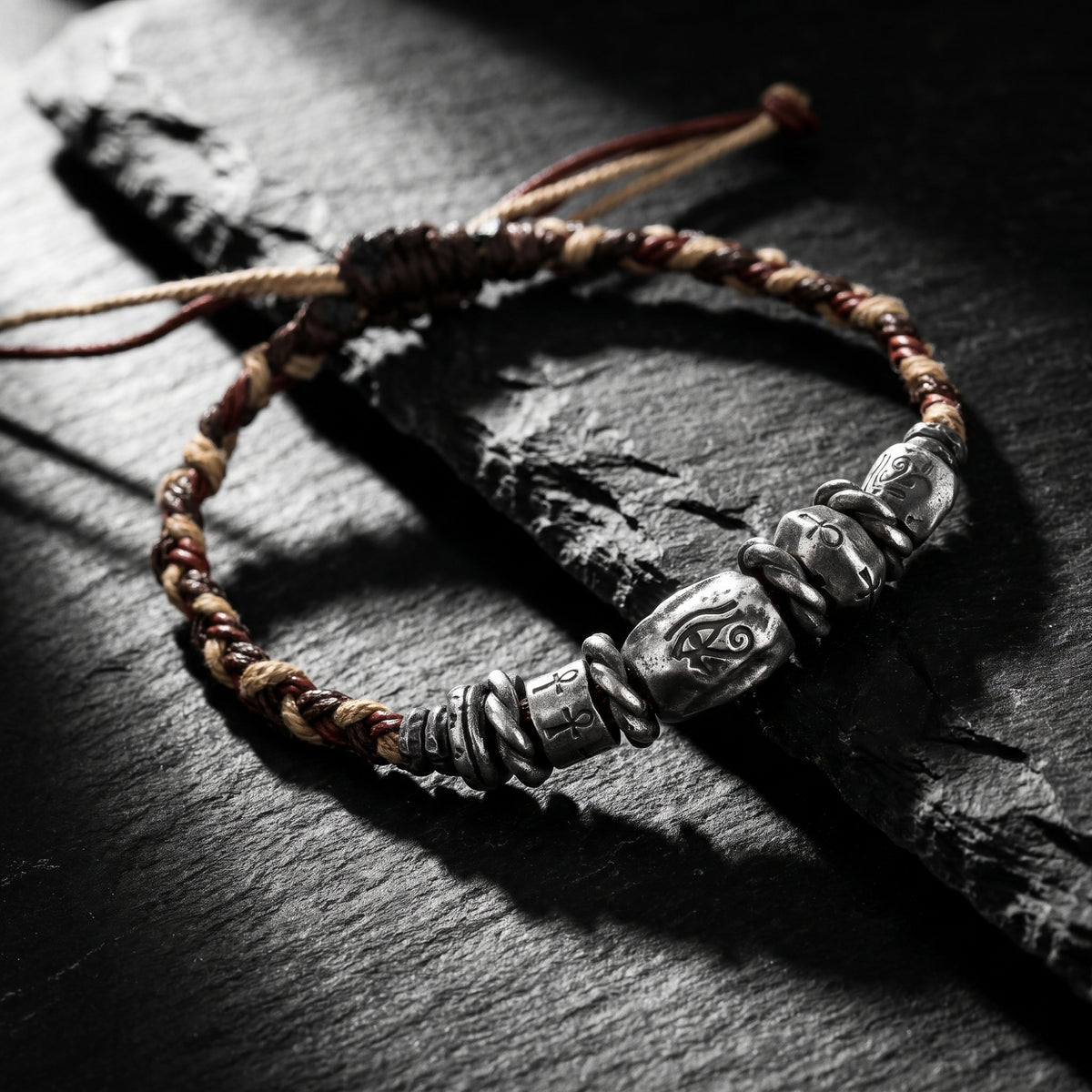 Geflochtenes Armband mit Horusauge