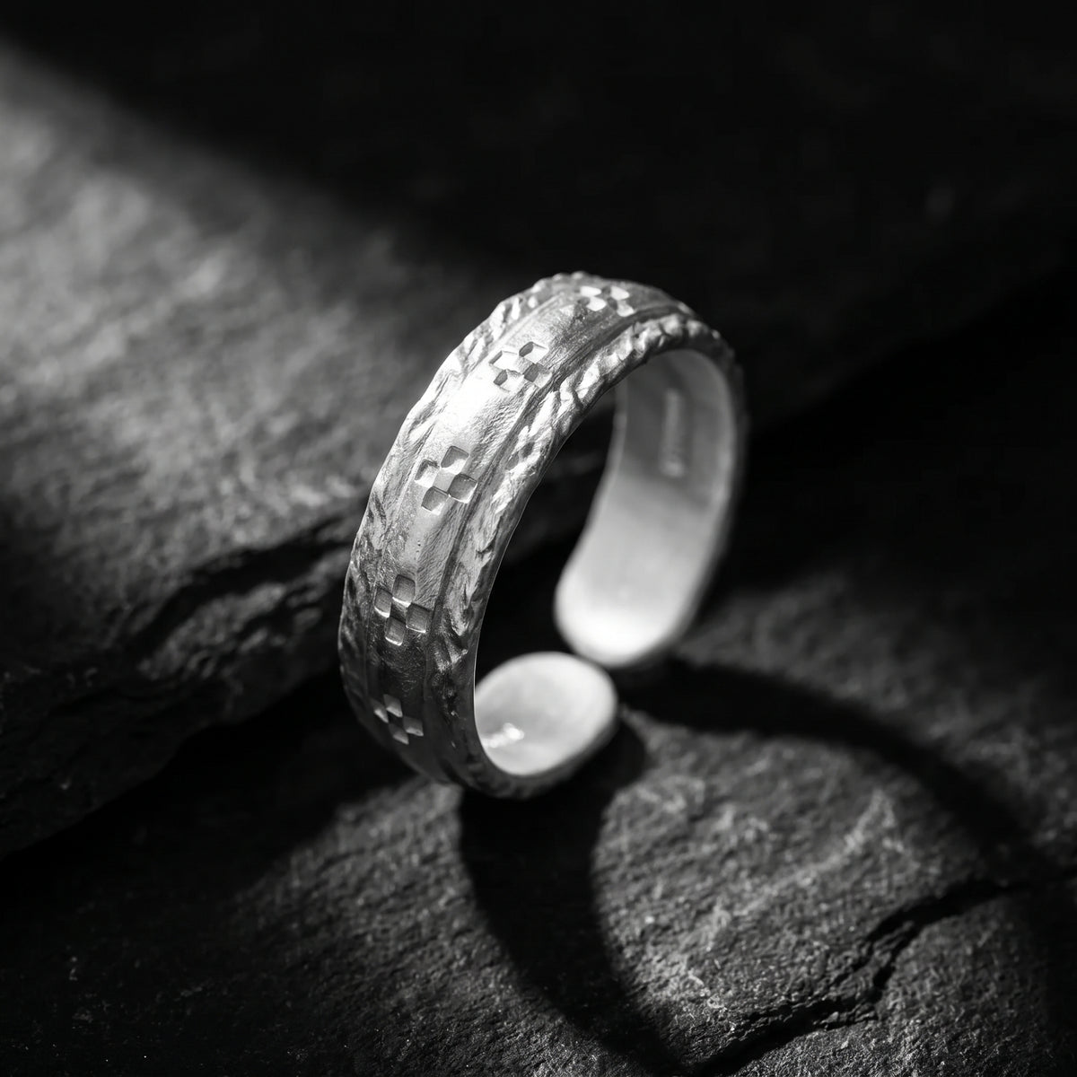 La bague ouverte gravée