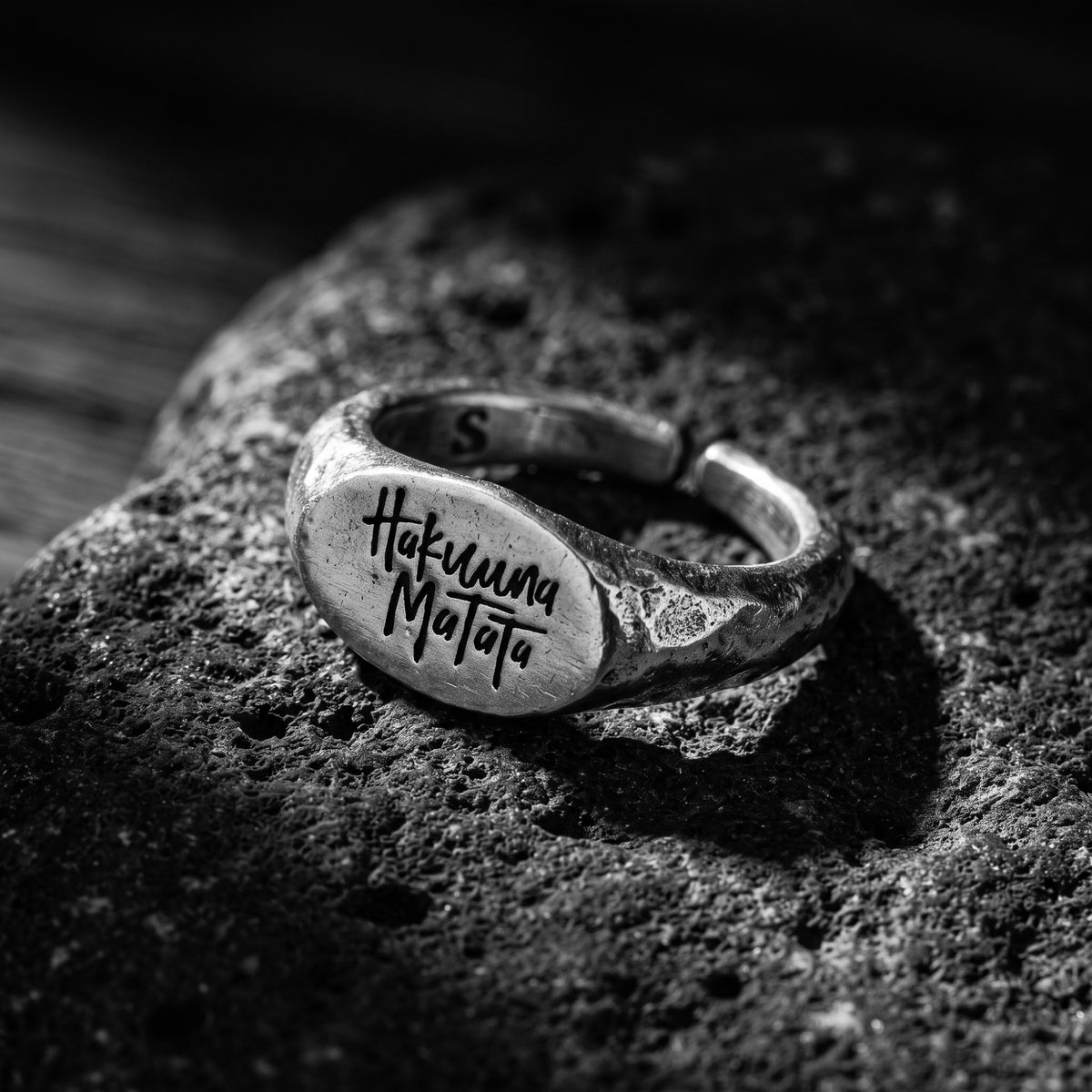 Der Siegelring „Hakuna Matata“