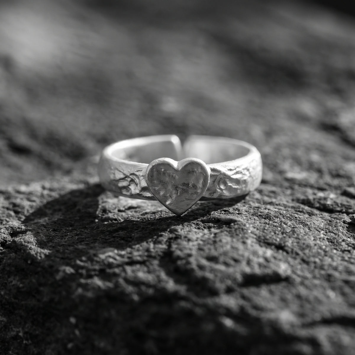 Anillo de corazón martillado