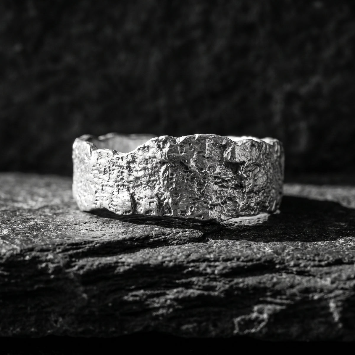 La bague ouverte à texture martelée