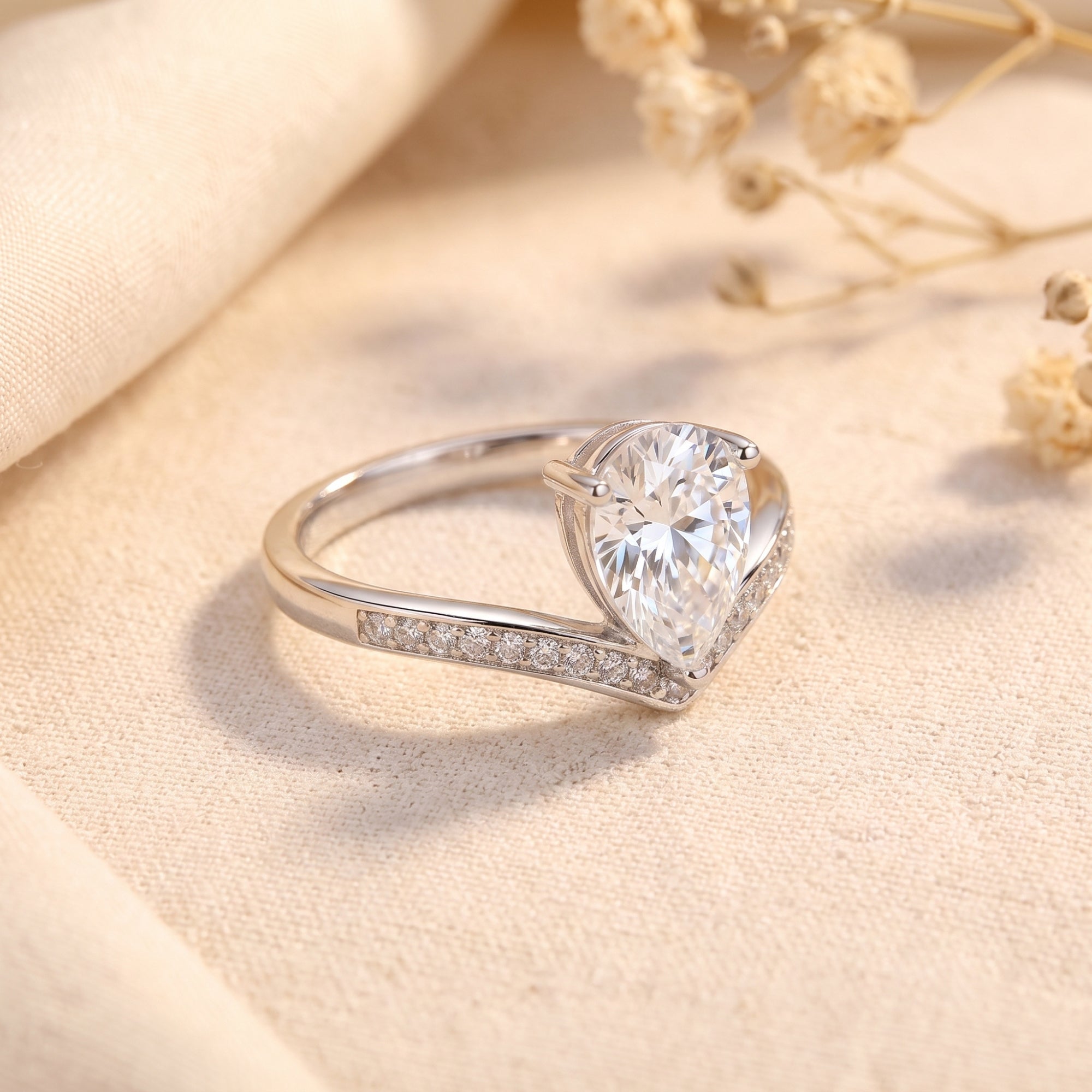 La bague Stella en poire et chevrons