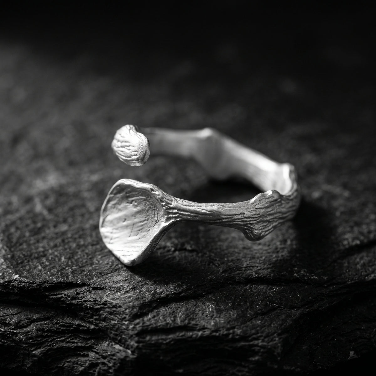 Bague ouverte à texture d’écorce