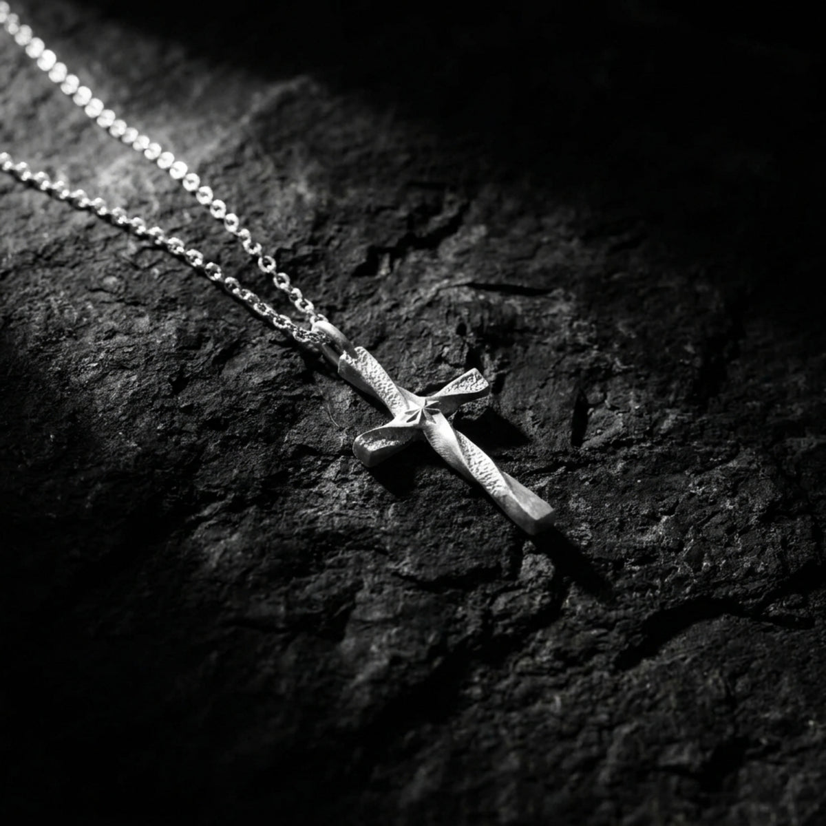 Die Halskette Twisted Cross