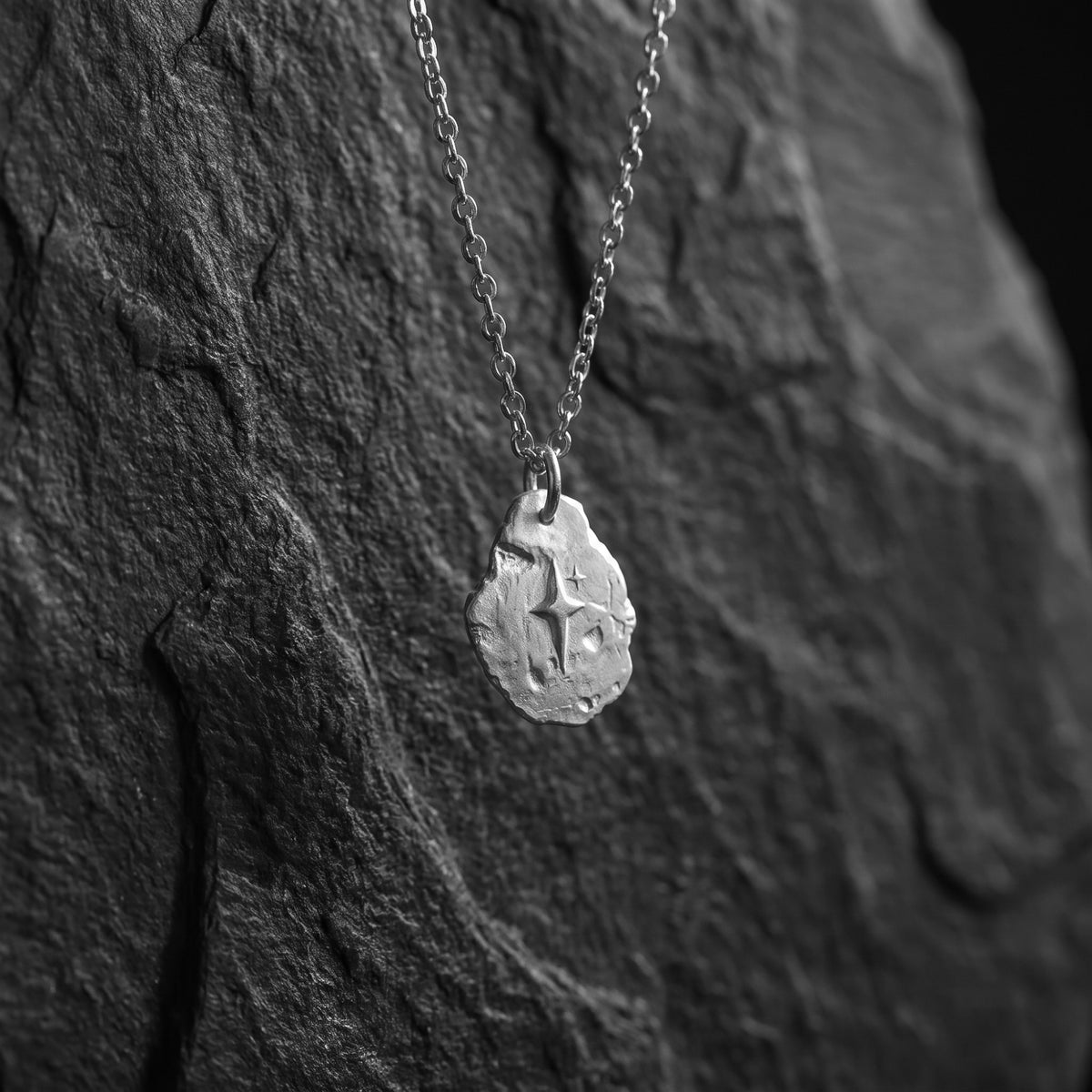 Le collier céleste à motif d'explosion stellaire