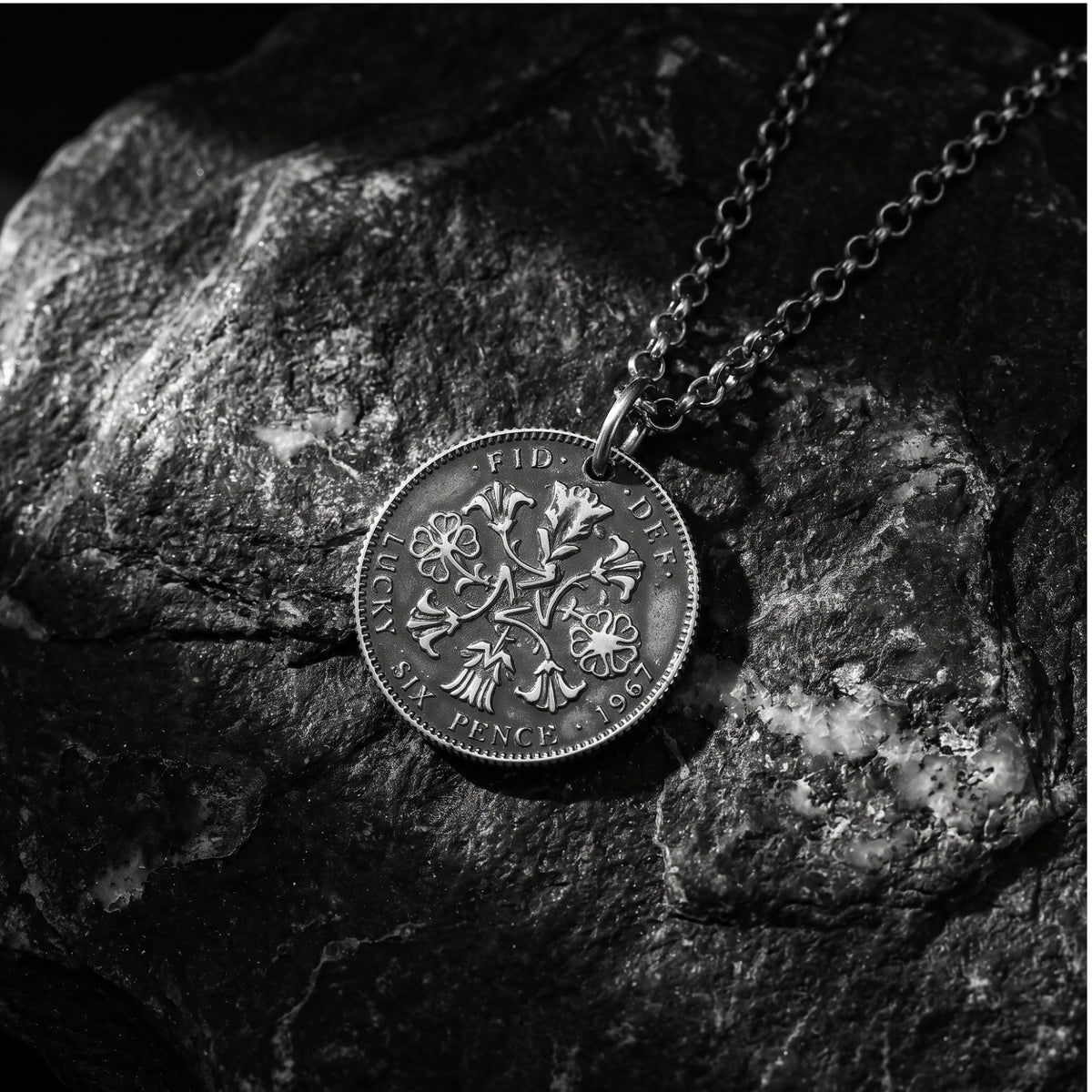 El collar con colgante de moneda Heritage