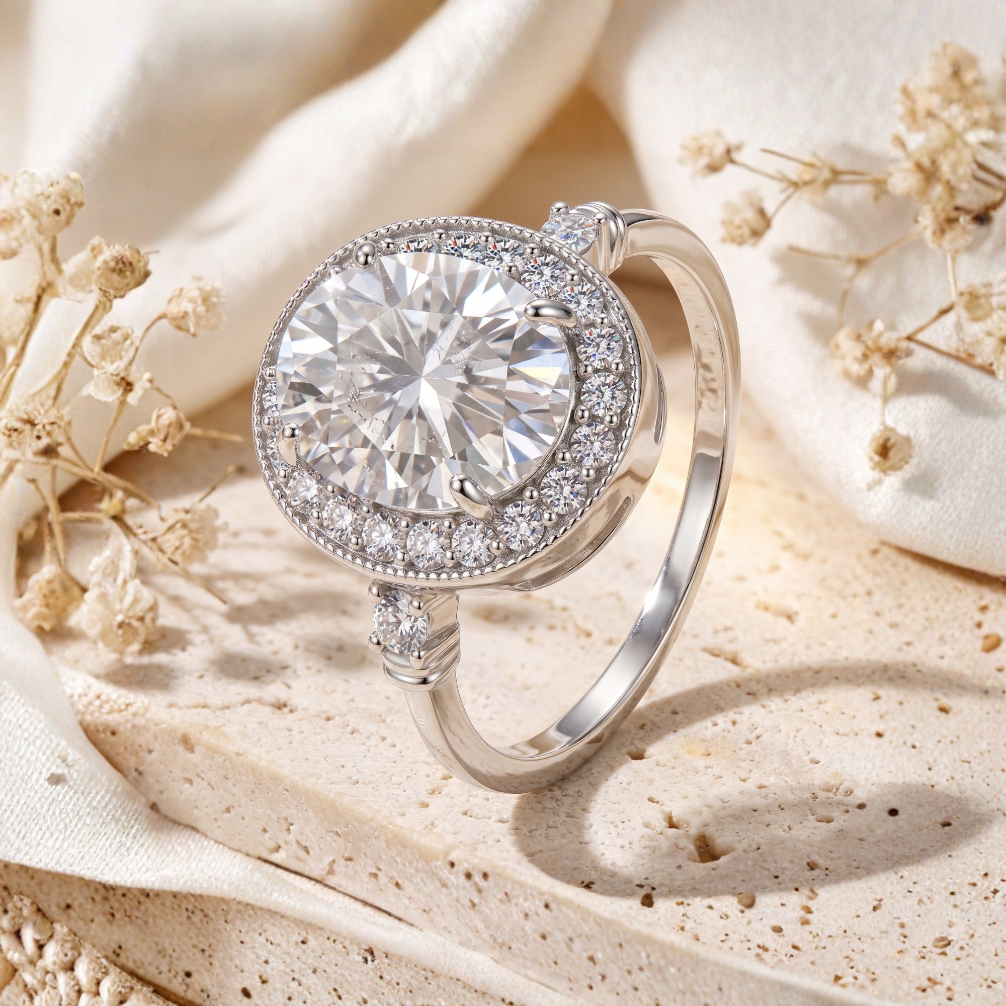 Der Sovereign-Ring mit ovalem Halo-Design