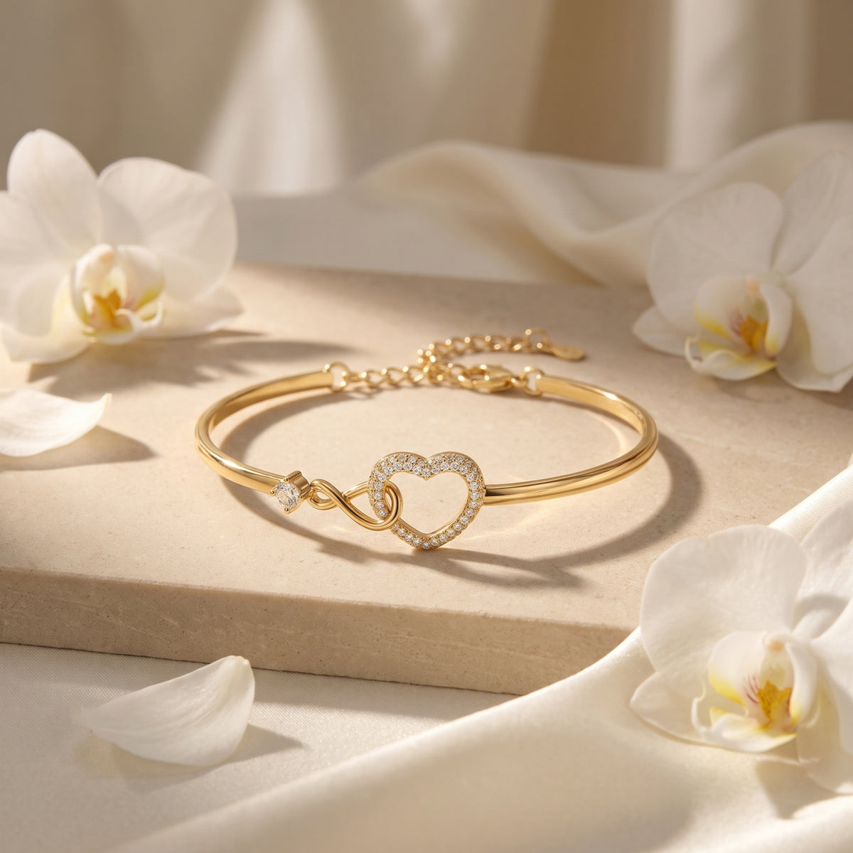 La pulsera rígida de corazones entrelazados