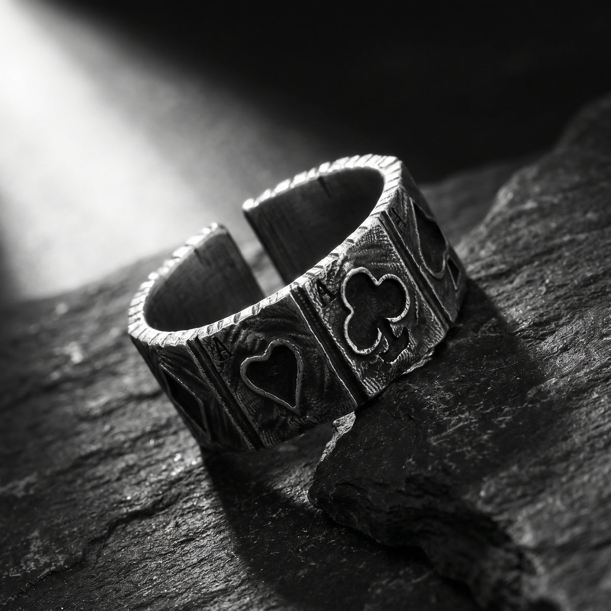 Der Ring „Vier Asse“ mit offenem Band