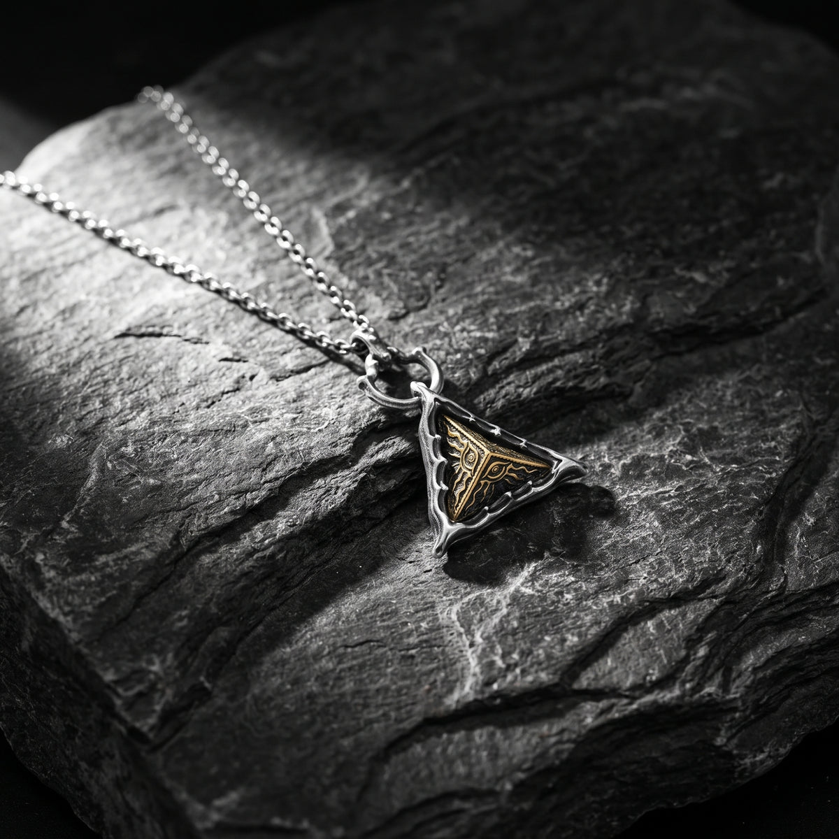 Le collier Triangular Talisman