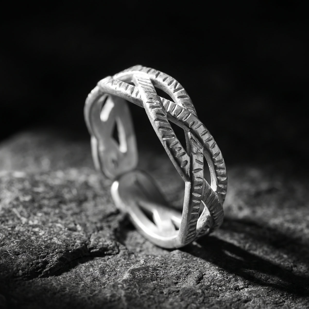 Der offene Ring mit ineinandergreifenden Elementen