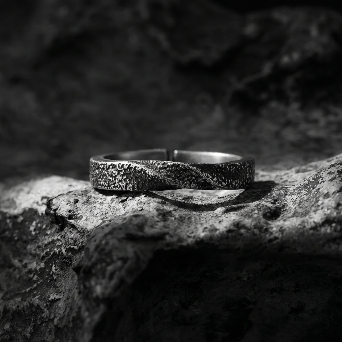 La bague ouverte à texture