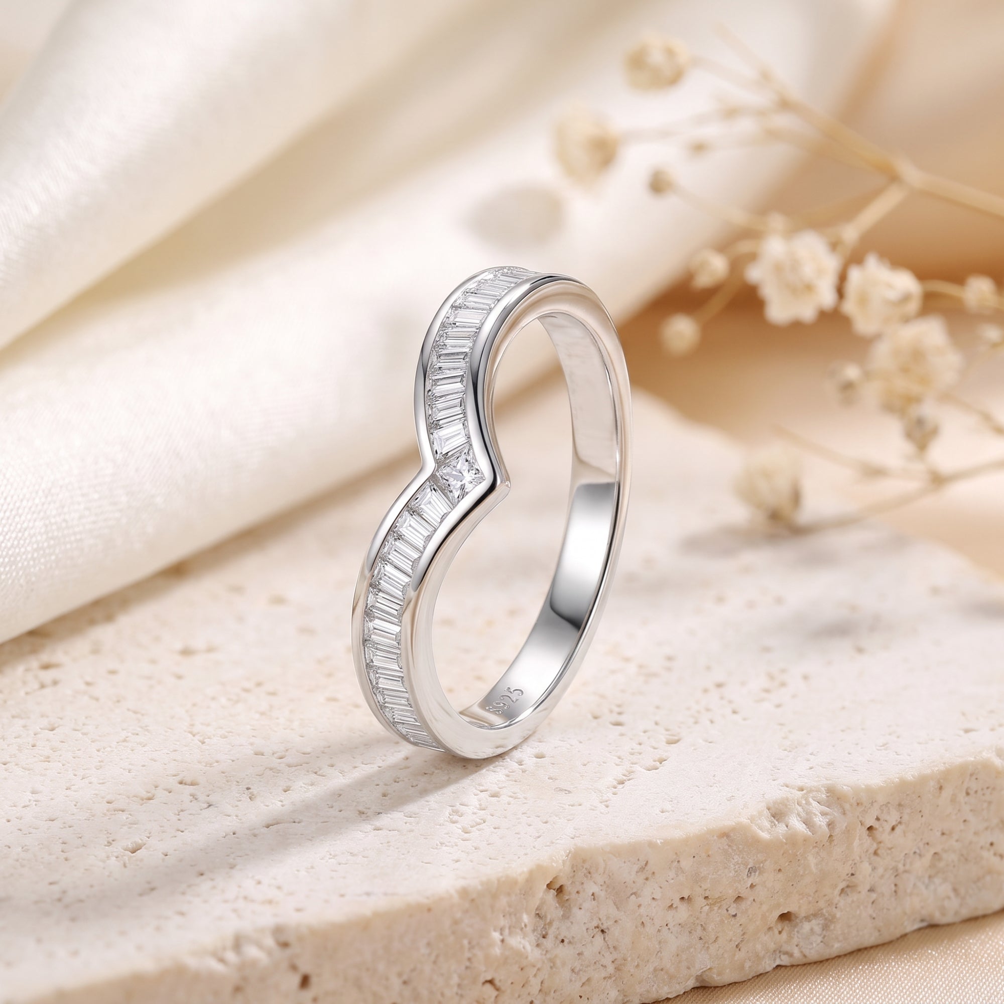 La bague chevron baguette