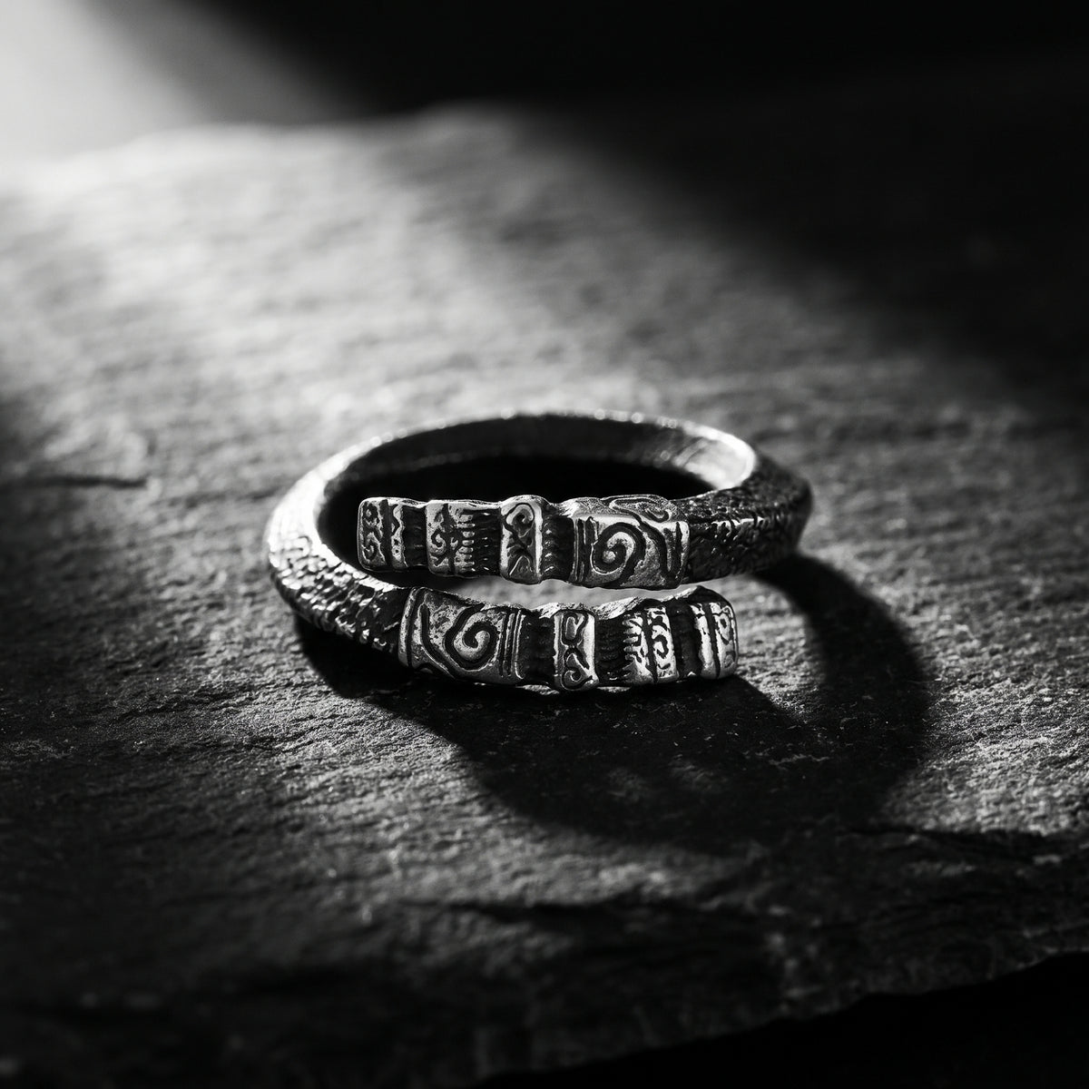 La bague Ancestral Carved