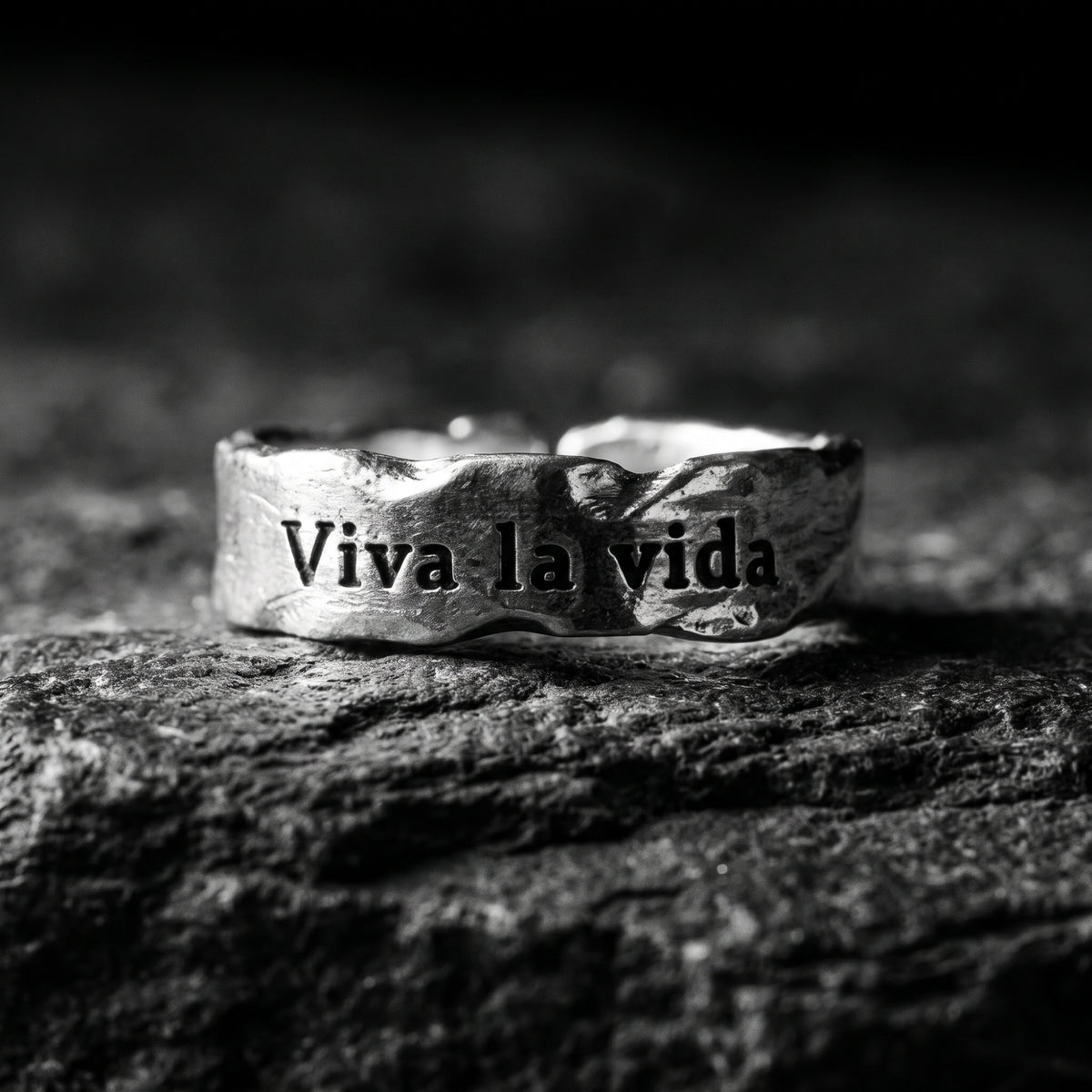 Der Viva-Ring mit Inschrift