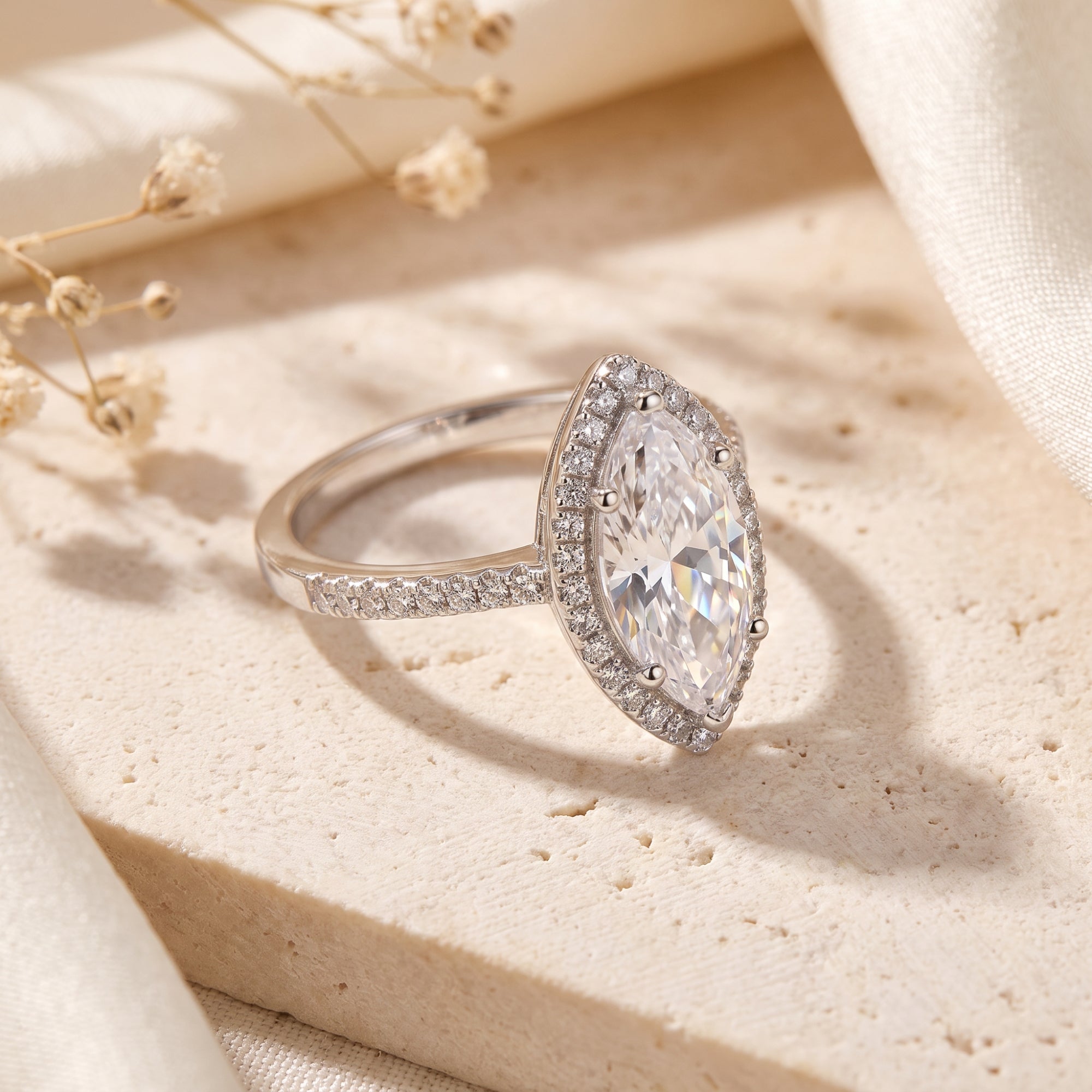 La bague halo marquise