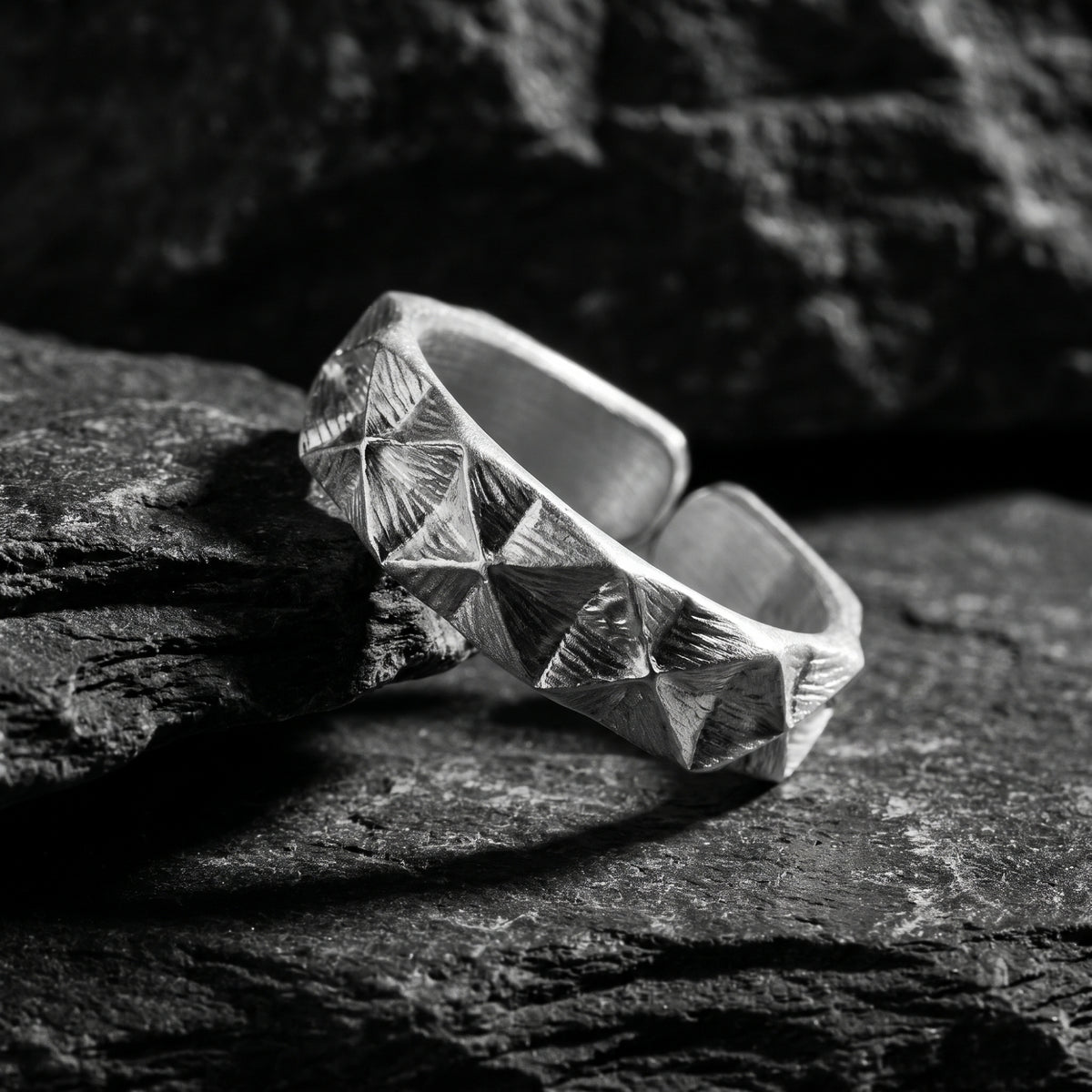 La bague pyramide facettée