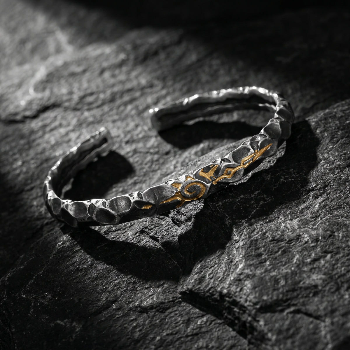 Le bracelet manchette à sigil martelé