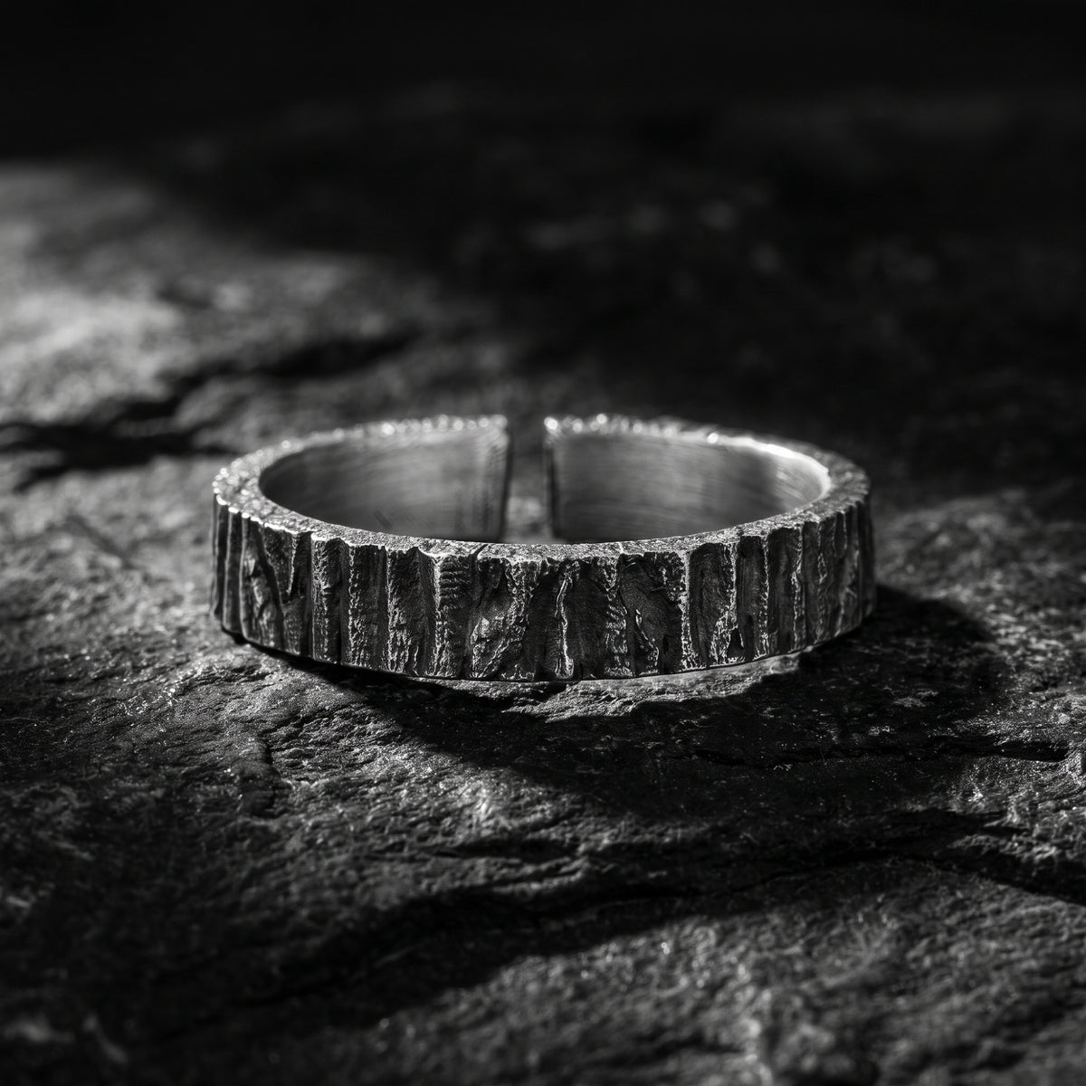Bague ouverte texturée façon écorce