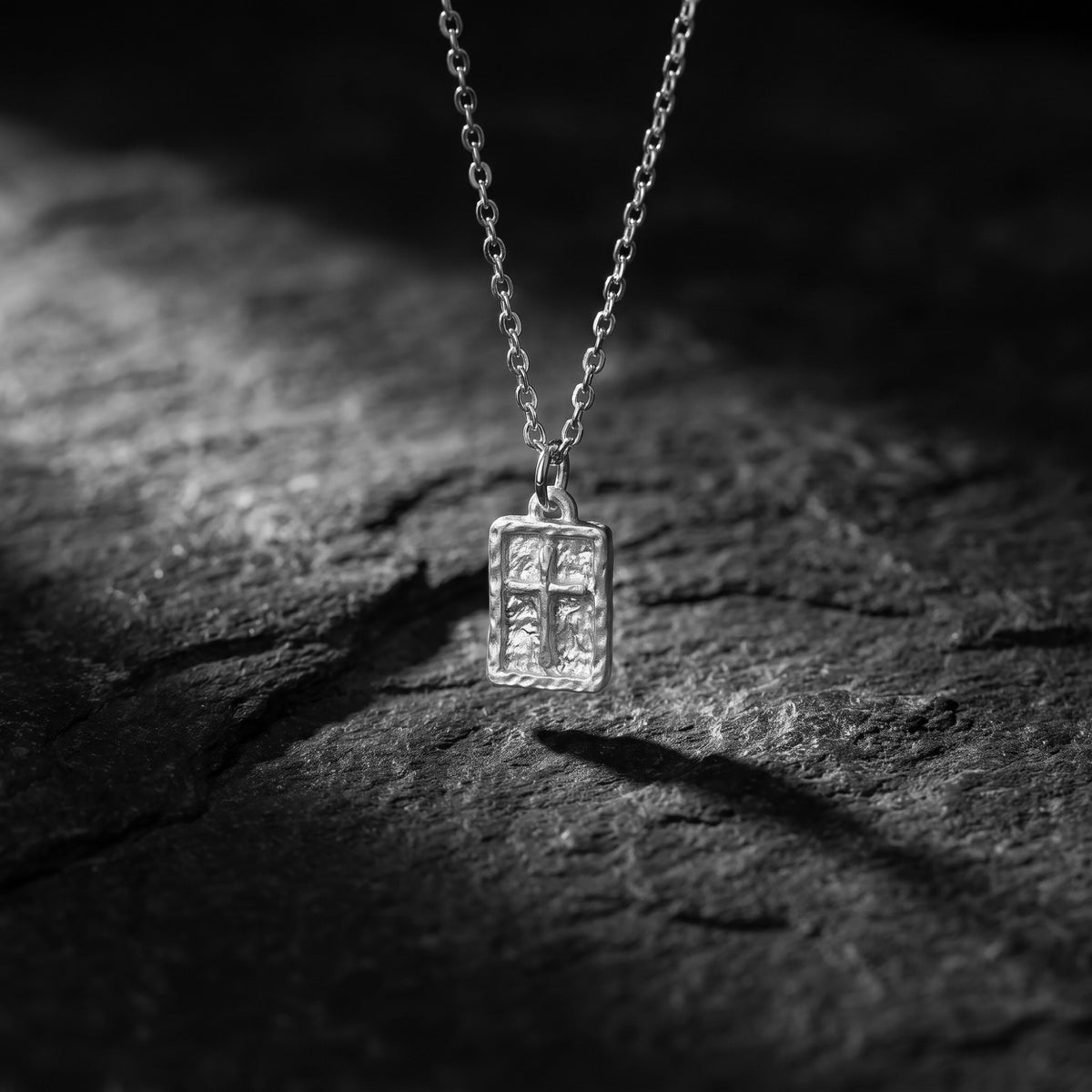 De ketting met getextureerde kruishanger