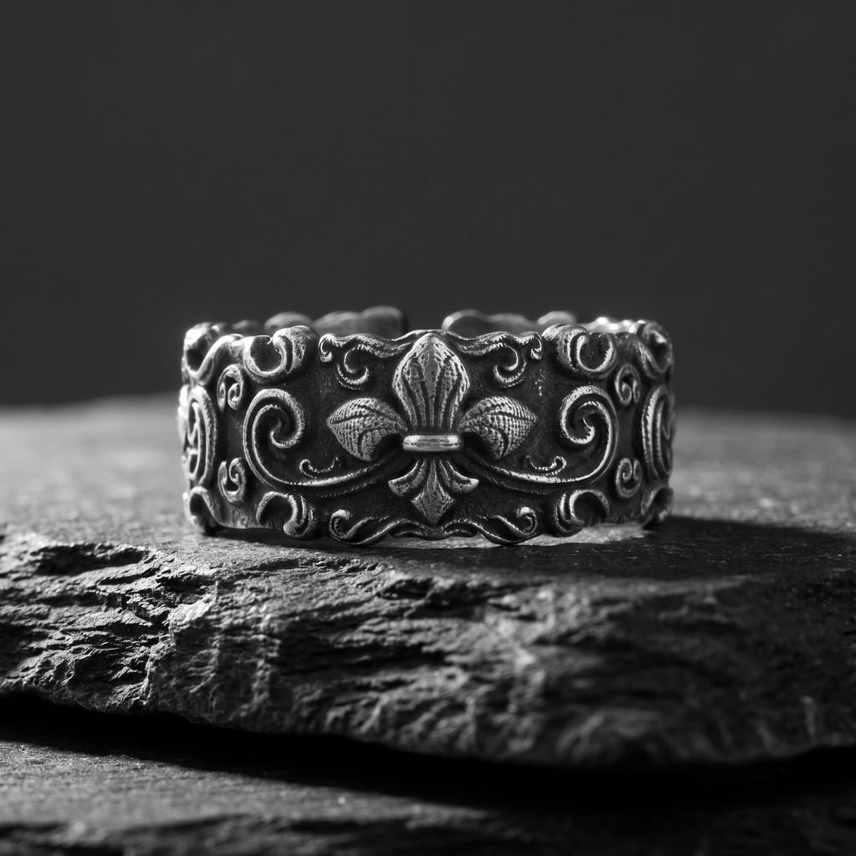 Der offene Fleur-de-lis-Ring