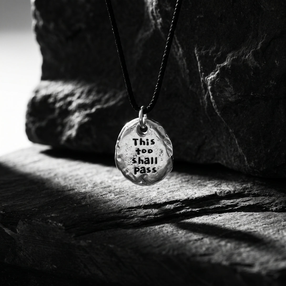 Le collier Engraved Pebble