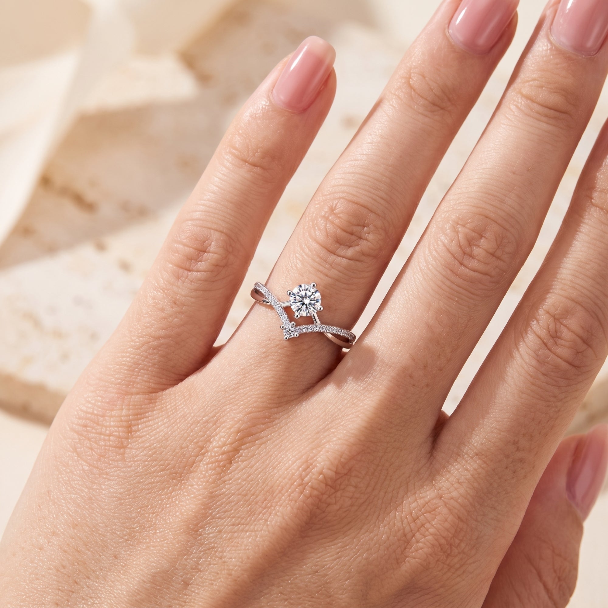 La bague solitaire Chevron