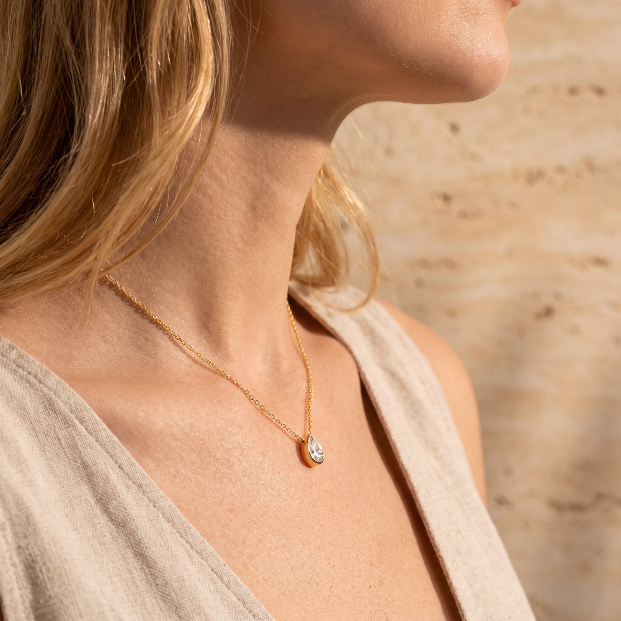 El collar con colgante de lágrima y engaste en bisel