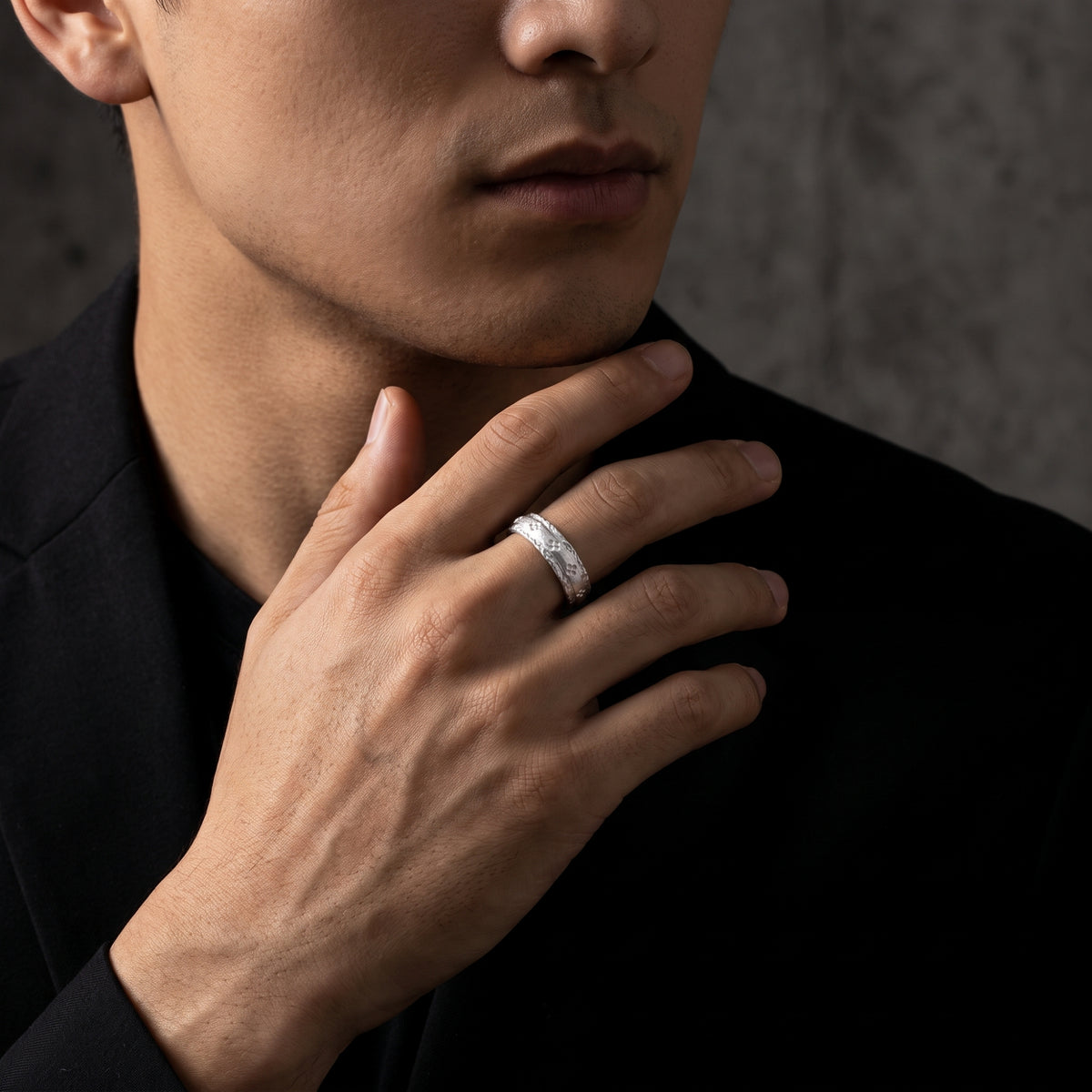 La bague ouverte gravée