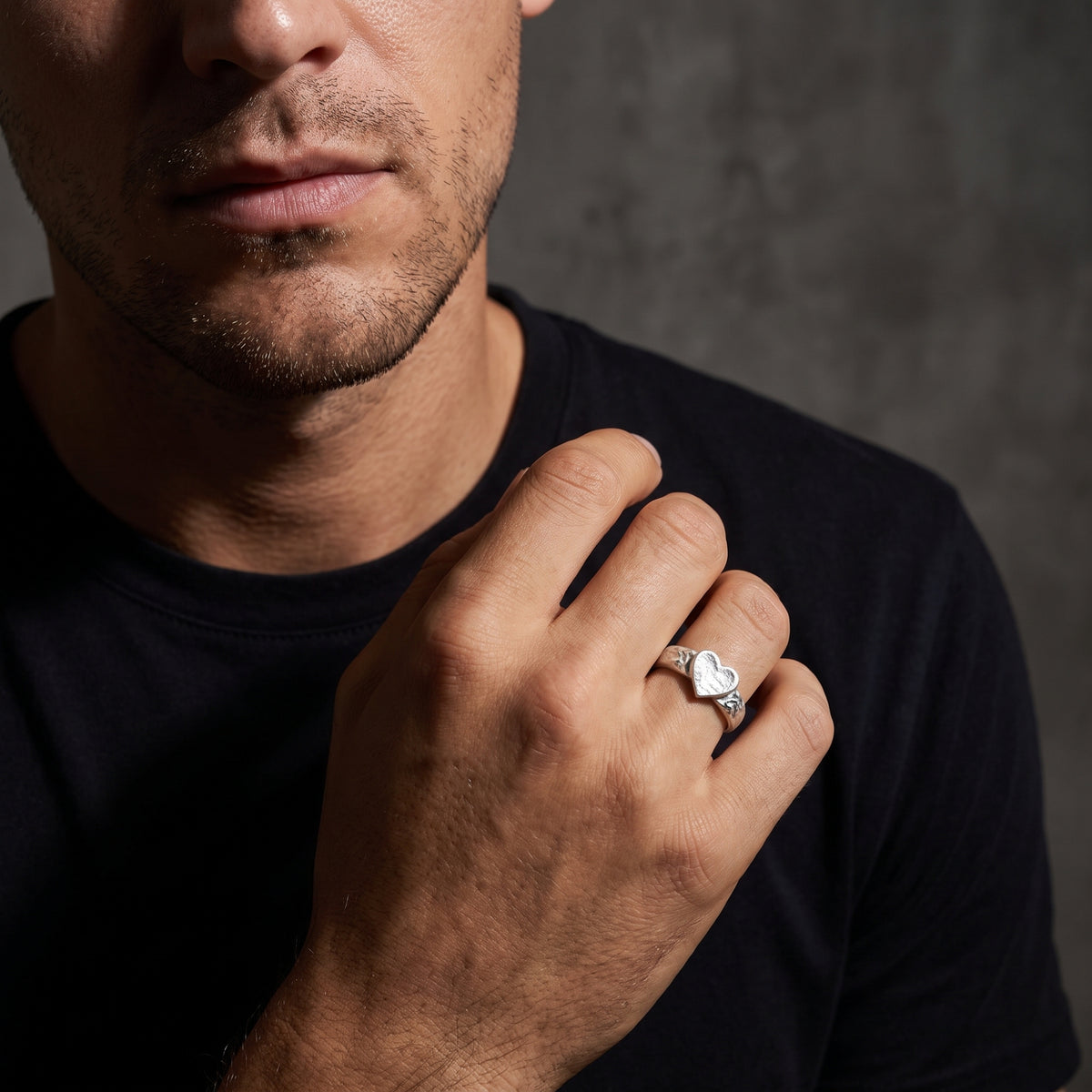 Anillo de corazón martillado