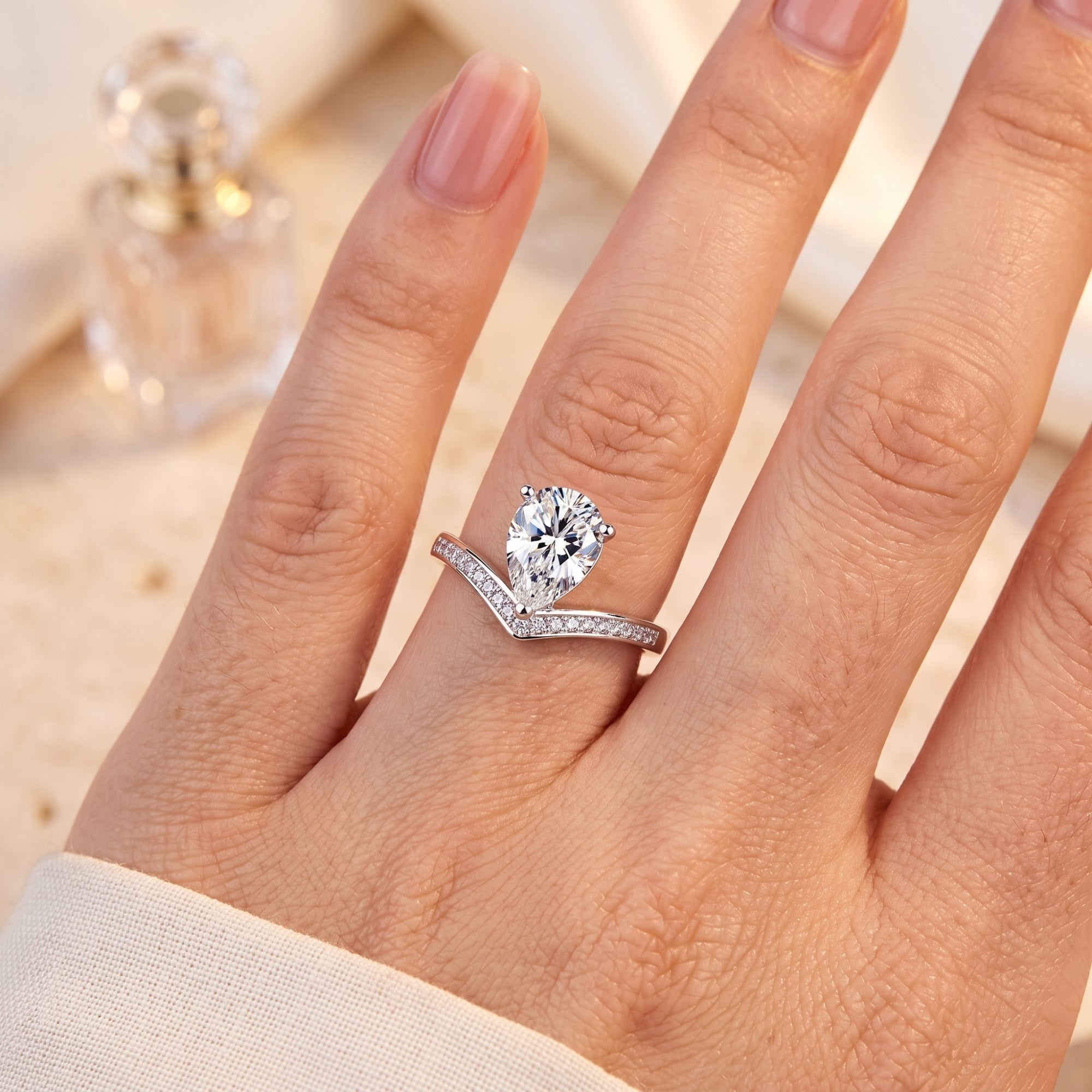 La bague Stella en poire et chevrons