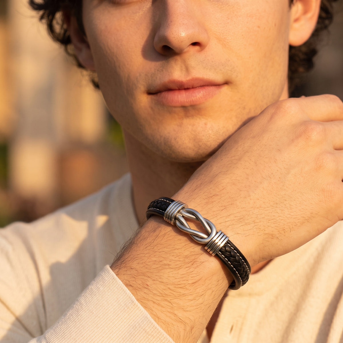 La pulsera de cuero con nudo infinito