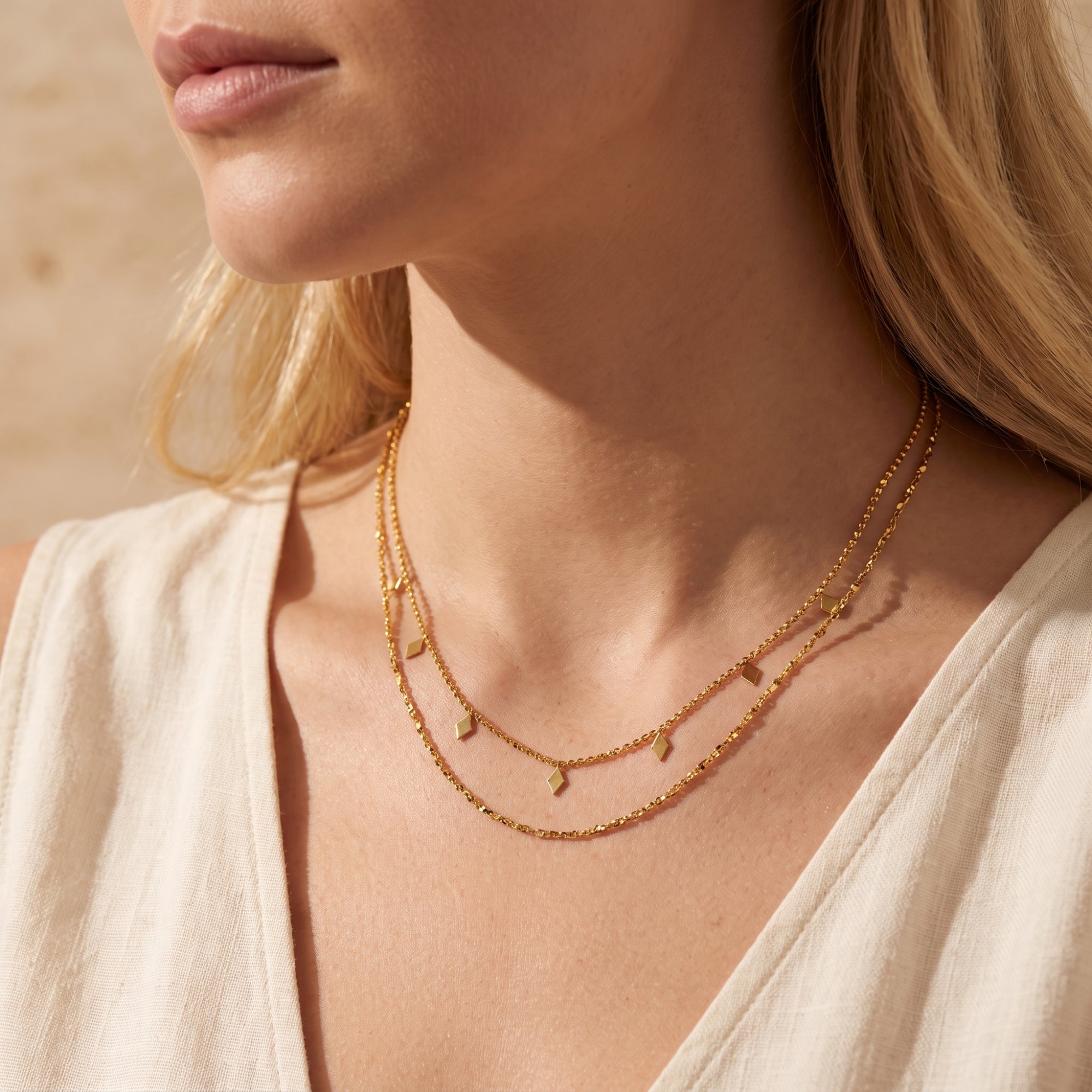 El collar colgante de rombos en capas