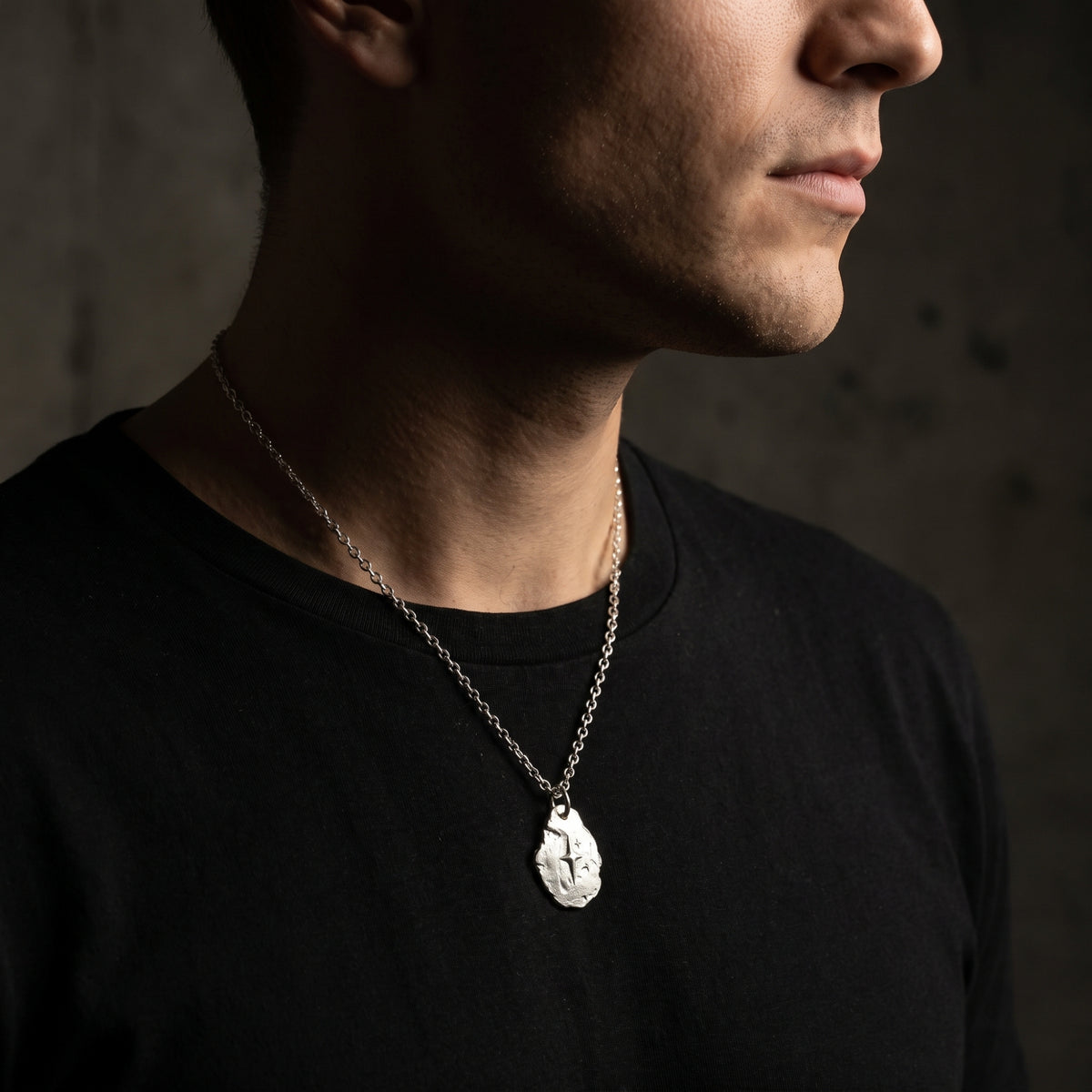 Le collier céleste à motif d'explosion stellaire