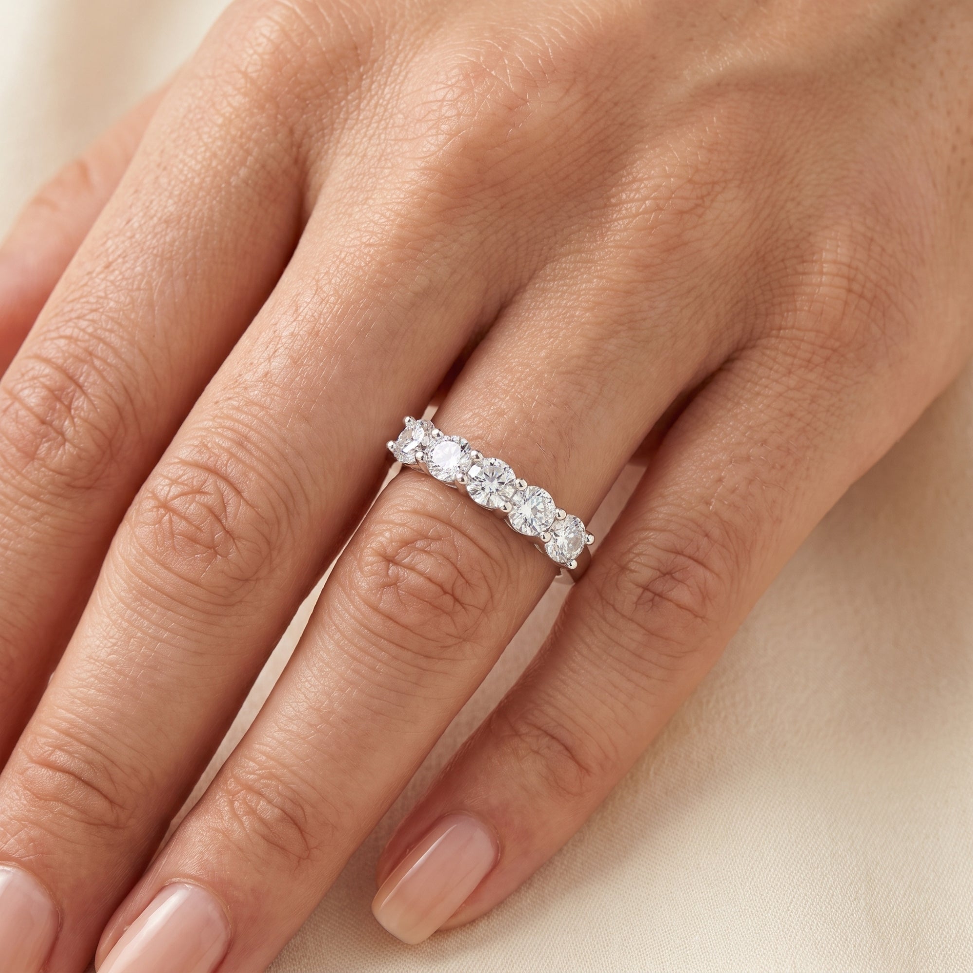 El anillo Evermore de cinco piedras