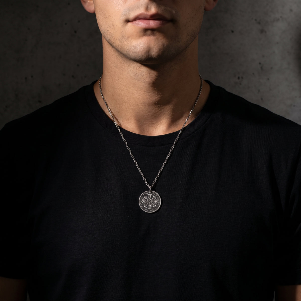 El collar con colgante de moneda Heritage