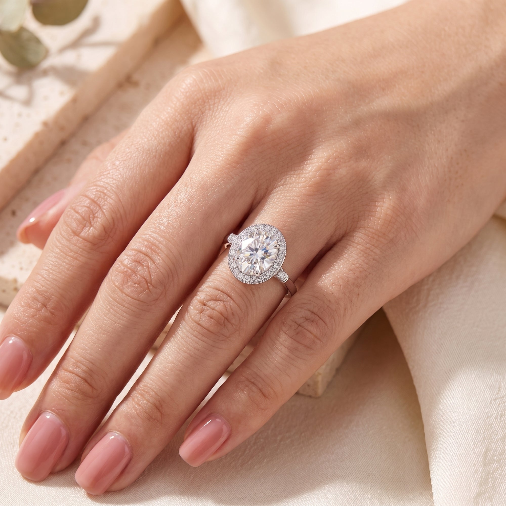 Der Sovereign-Ring mit ovalem Halo-Design